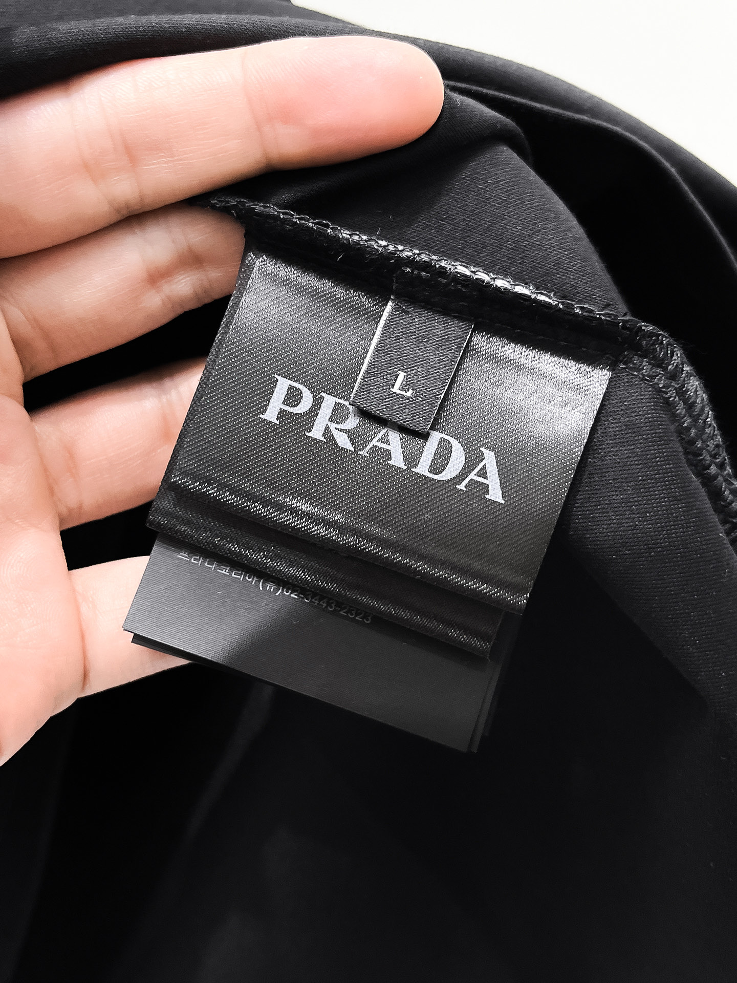  普拉达 2025春夏新款首发专柜最新款圆领短袖 高端订制 设计前卫时尚！品牌logo重工艺设计 高端定