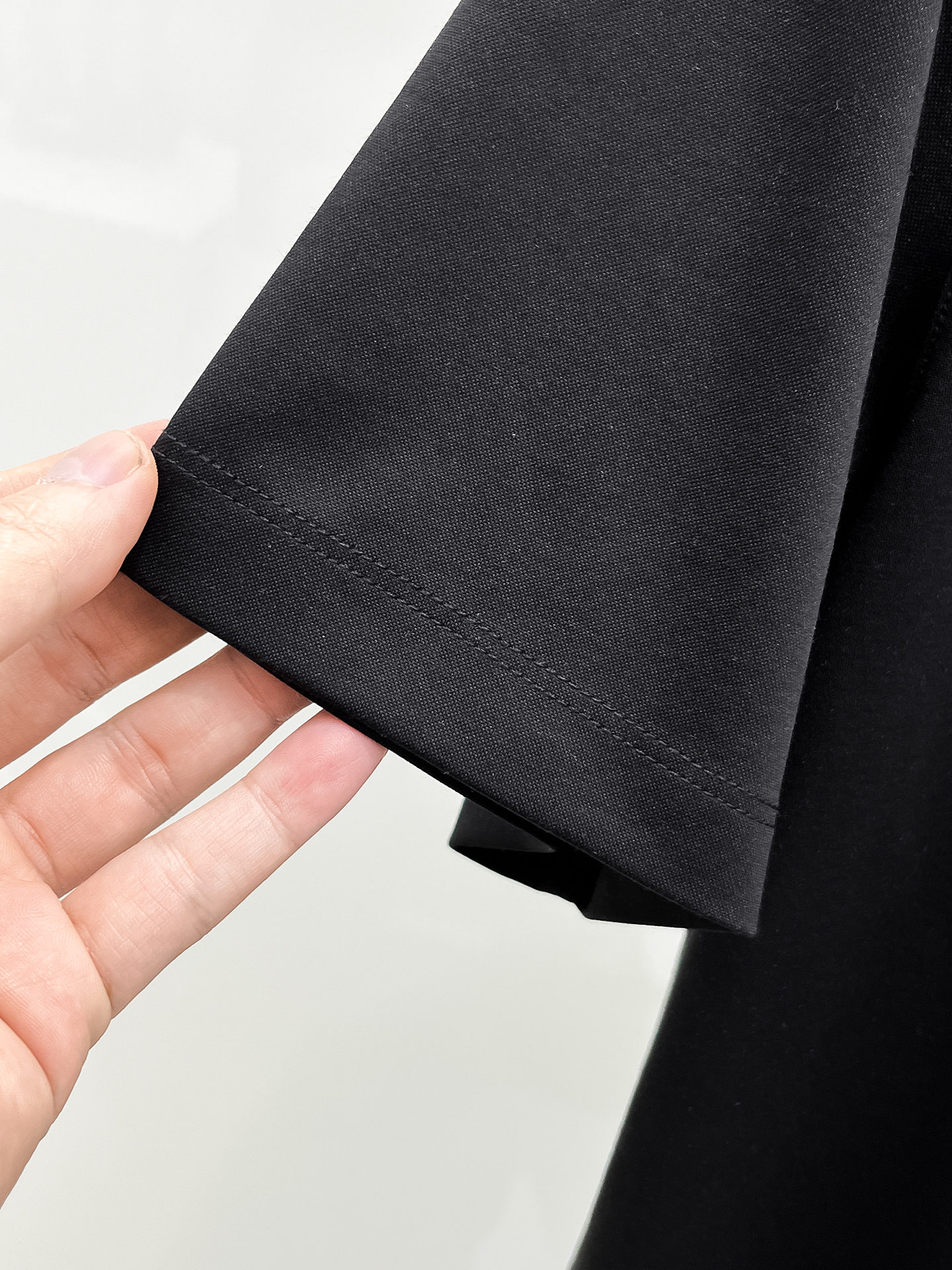  普拉达 2025春夏新款首发专柜最新款圆领短袖 高端订制 设计前卫时尚！品牌logo重工艺设计 高端定