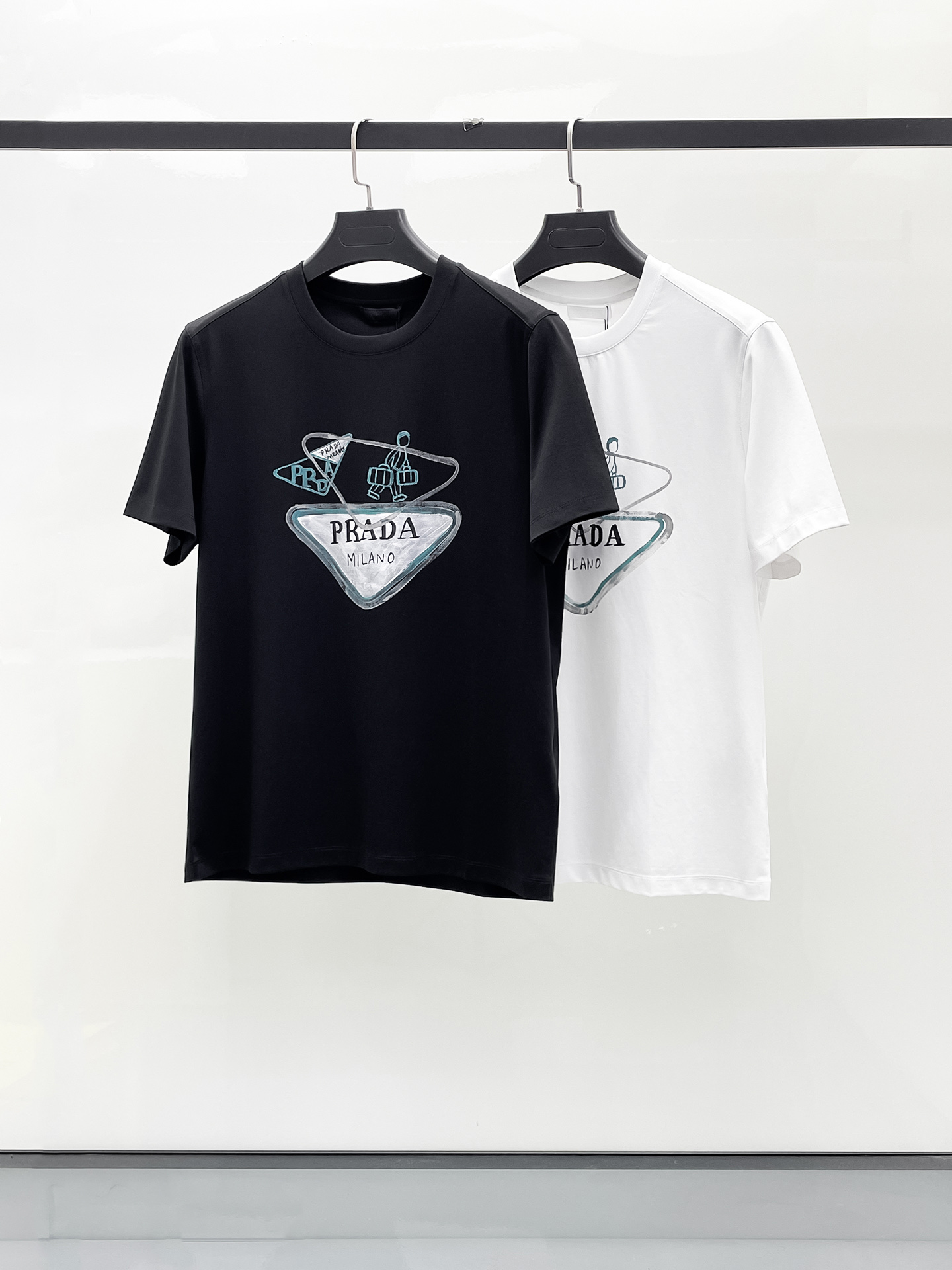 NO:509312,Prada 2025 spring and summer new styles are the latest round neck short sleeves in the counter, high-end customization, avant-garde and fashionable design!  Brand logo heavy craft design, high-end customized 100 double-sided mercerated cotton fabric, soft feel, comfortable to wear, exquisite counter-level car line, fine workmanship, invincible and handsome upper body effect!  A must-have item for handsome men!  Code number M-3xL, prada, T-shirt, alexander wang19860909普拉达 2025春夏新款首发专柜最新款圆领短袖 高端订制 设计前卫时尚！品牌logo重工艺设计 高端定制100支双面丝光棉面料.手感柔软.穿着舒适.专柜级别精致车线.做工精细.上身效果无敌帅气！型男必备单品！码数M-3xL,,prada,T-shirt,alexander wang,Men's clothing