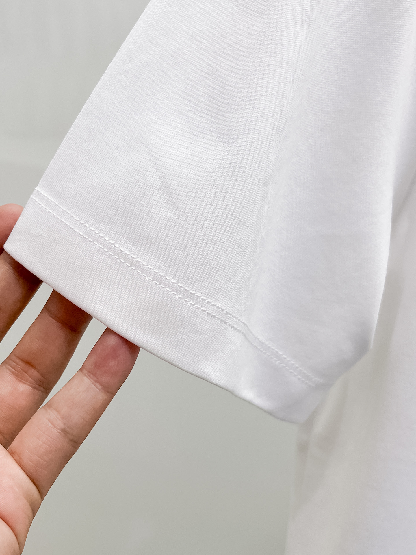  普拉达 2025春夏新款首发专柜最新款圆领短袖 高端订制 设计前卫时尚！品牌logo重工艺设计 高端定