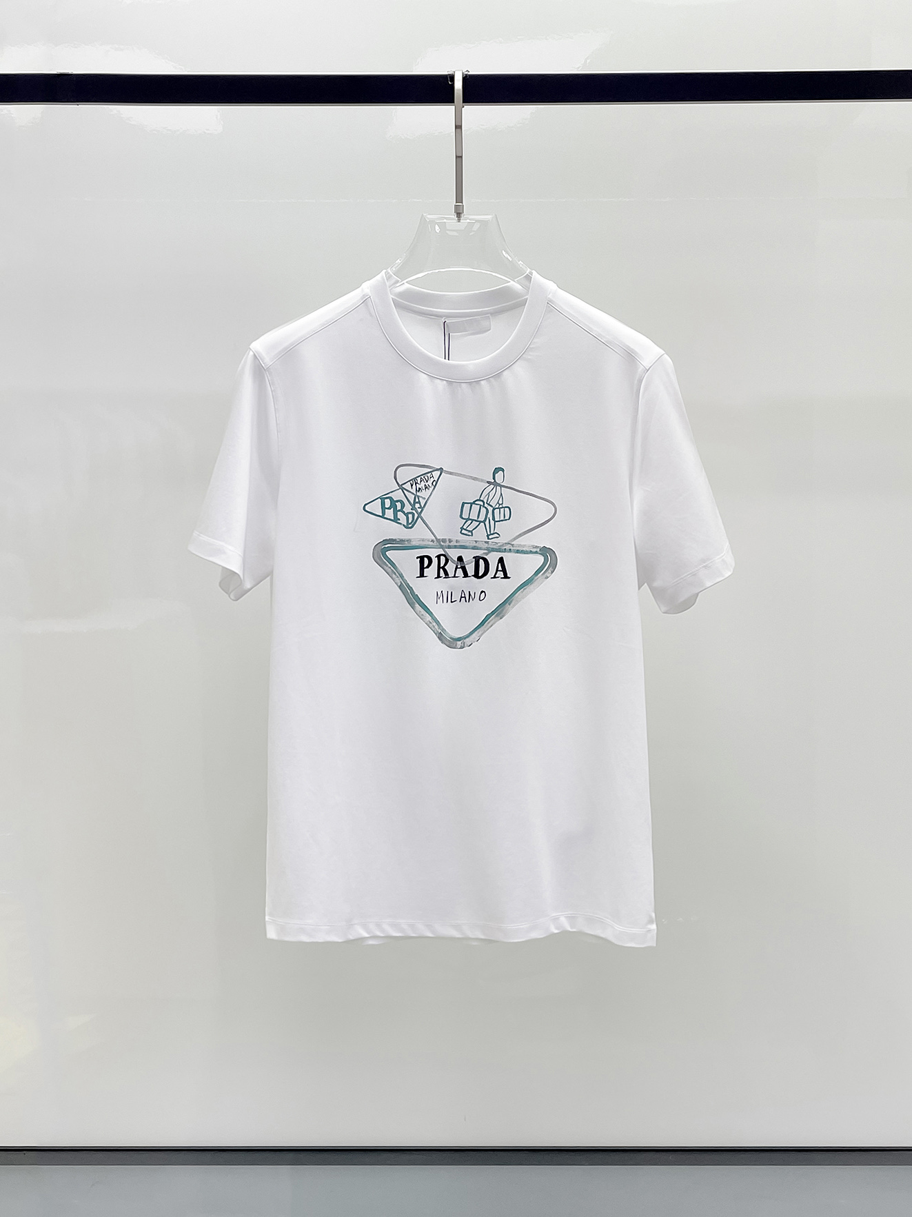  普拉达 2025春夏新款首发专柜最新款圆领短袖 高端订制 设计前卫时尚！品牌logo重工艺设计 高端定