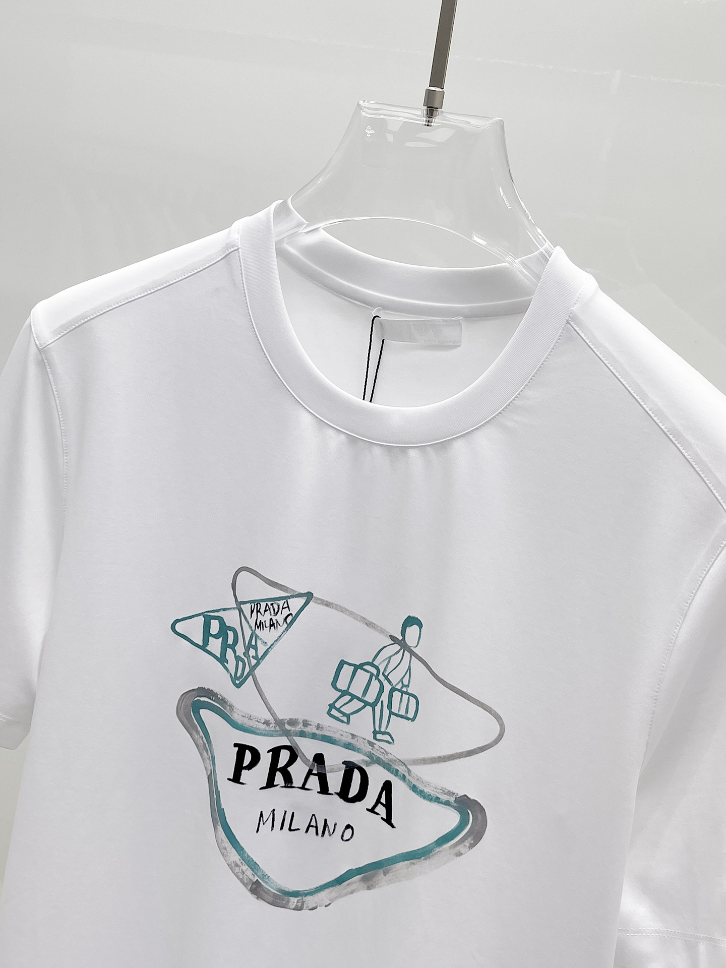  普拉达 2025春夏新款首发专柜最新款圆领短袖 高端订制 设计前卫时尚！品牌logo重工艺设计 高端定