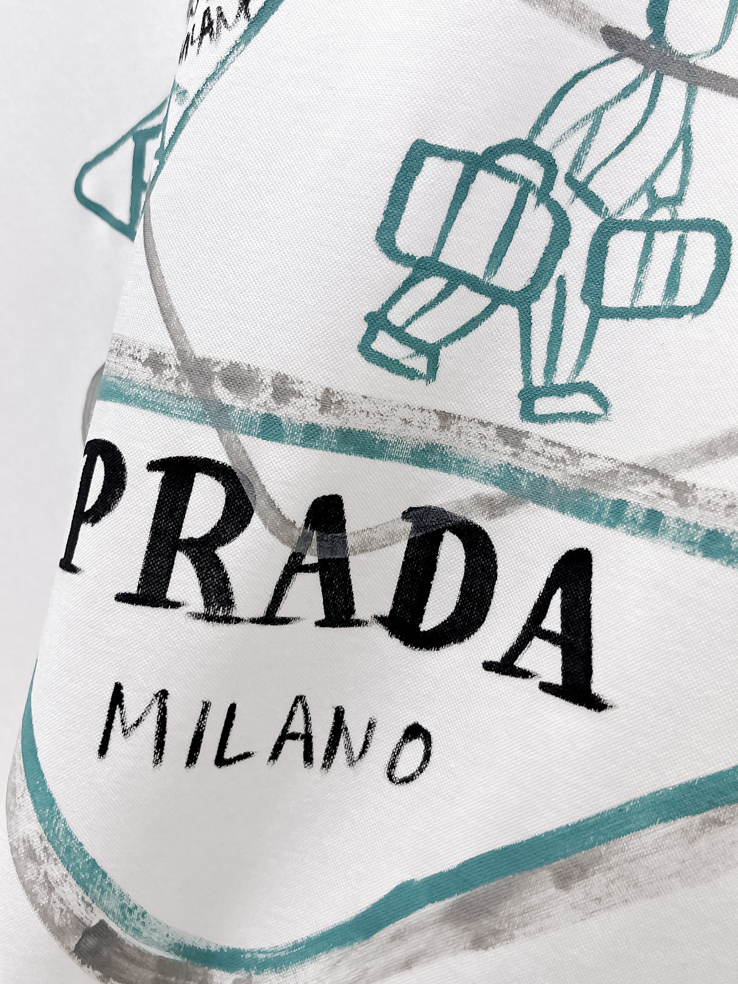  普拉达 2025春夏新款首发专柜最新款圆领短袖 高端订制 设计前卫时尚！品牌logo重工艺设计 高端定