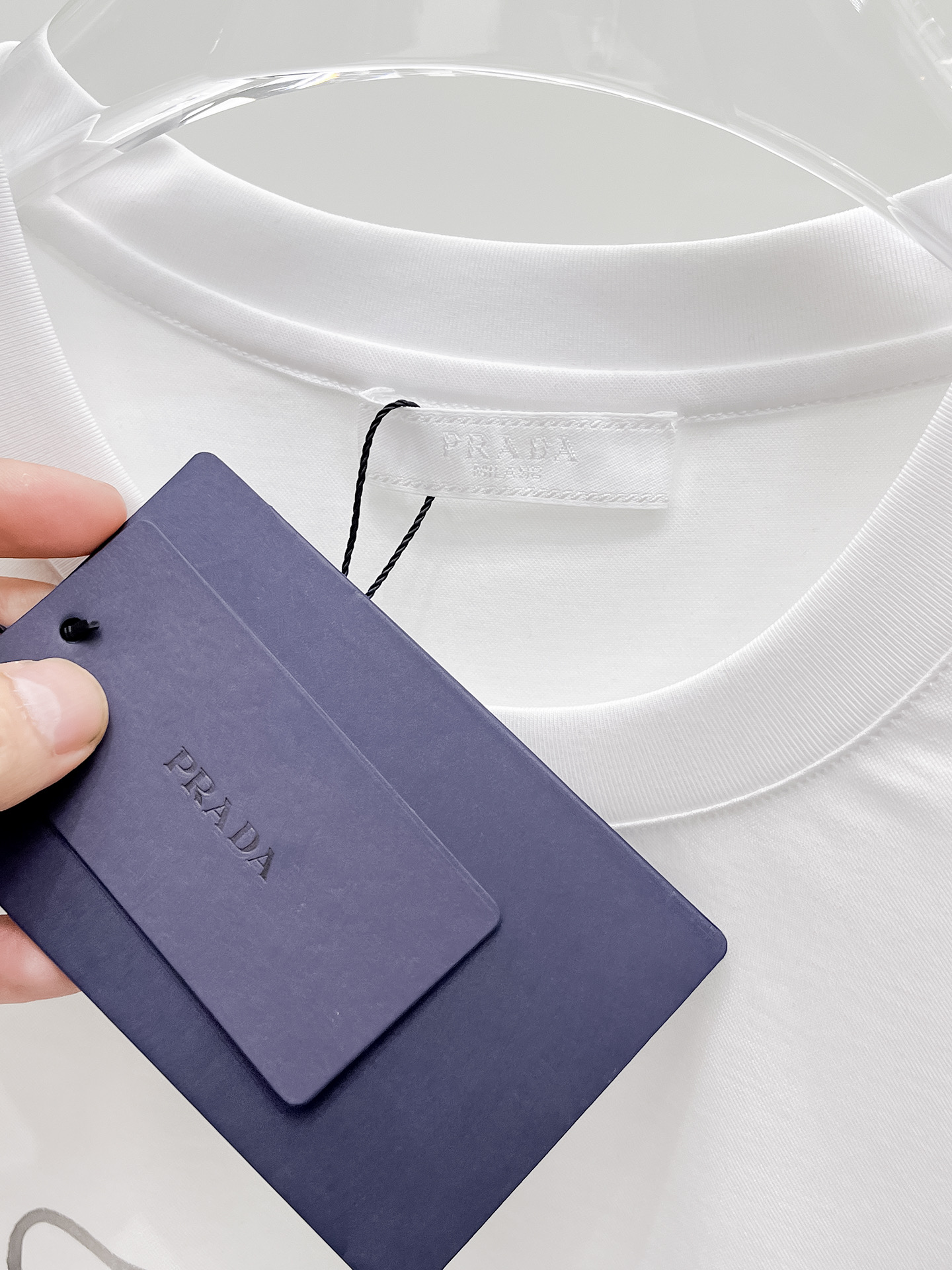  普拉达 2025春夏新款首发专柜最新款圆领短袖 高端订制 设计前卫时尚！品牌logo重工艺设计 高端定