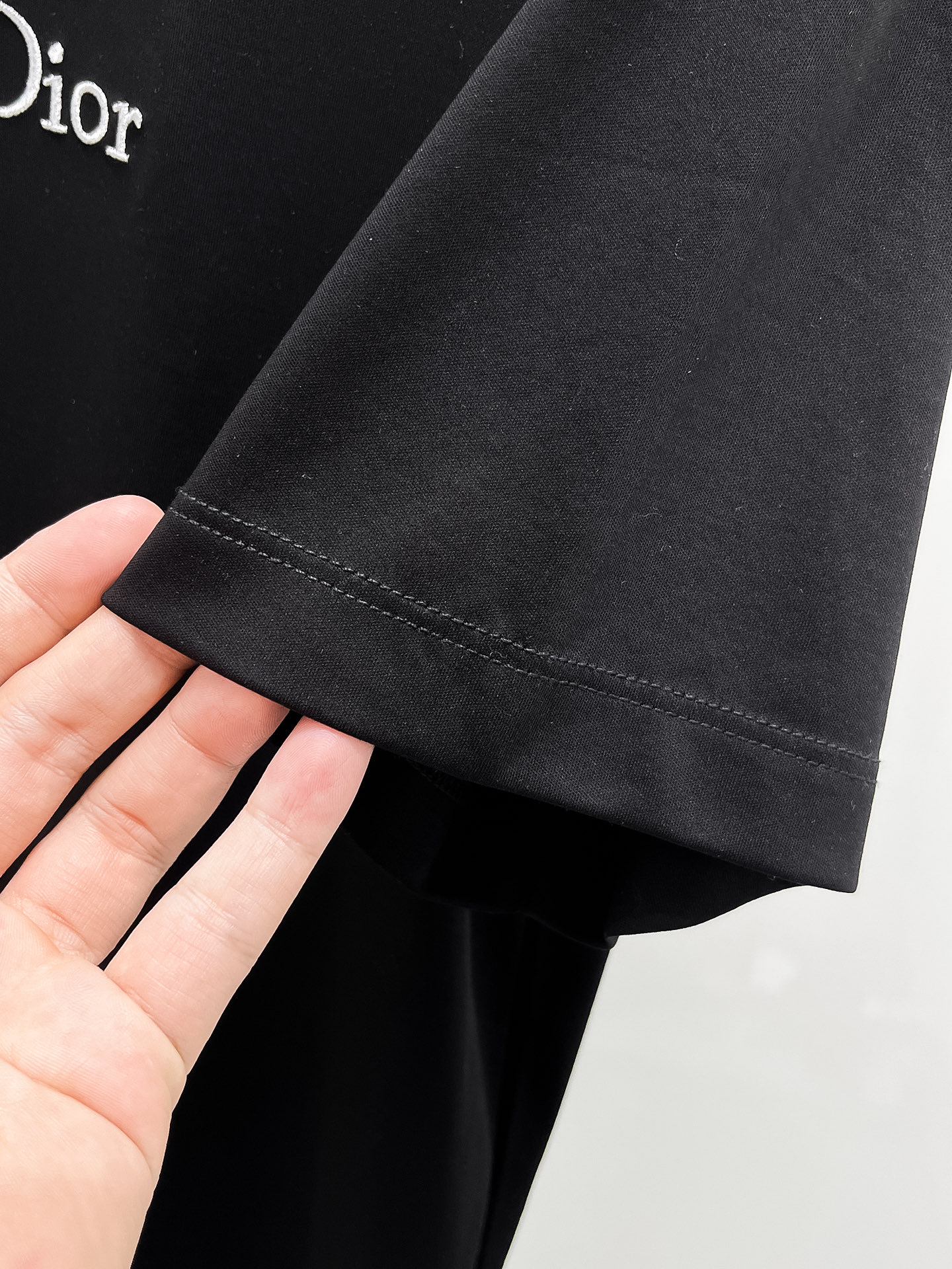  迪奥 2025春夏新款首发专柜最新款圆领短袖 高端订制 设计前卫时尚！品牌logo重工艺设计 高端定制