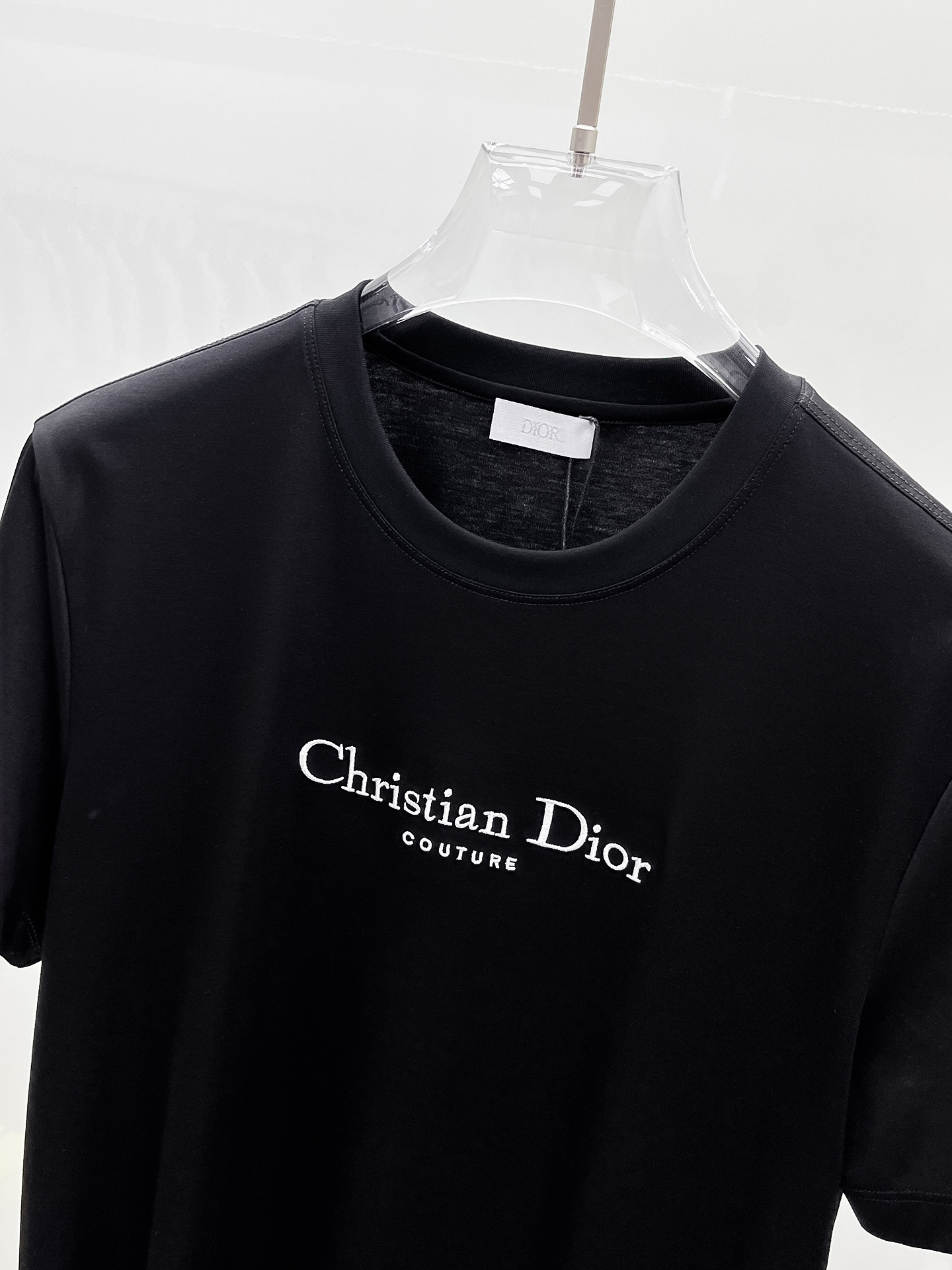  迪奥 2025春夏新款首发专柜最新款圆领短袖 高端订制 设计前卫时尚！品牌logo重工艺设计 高端定制