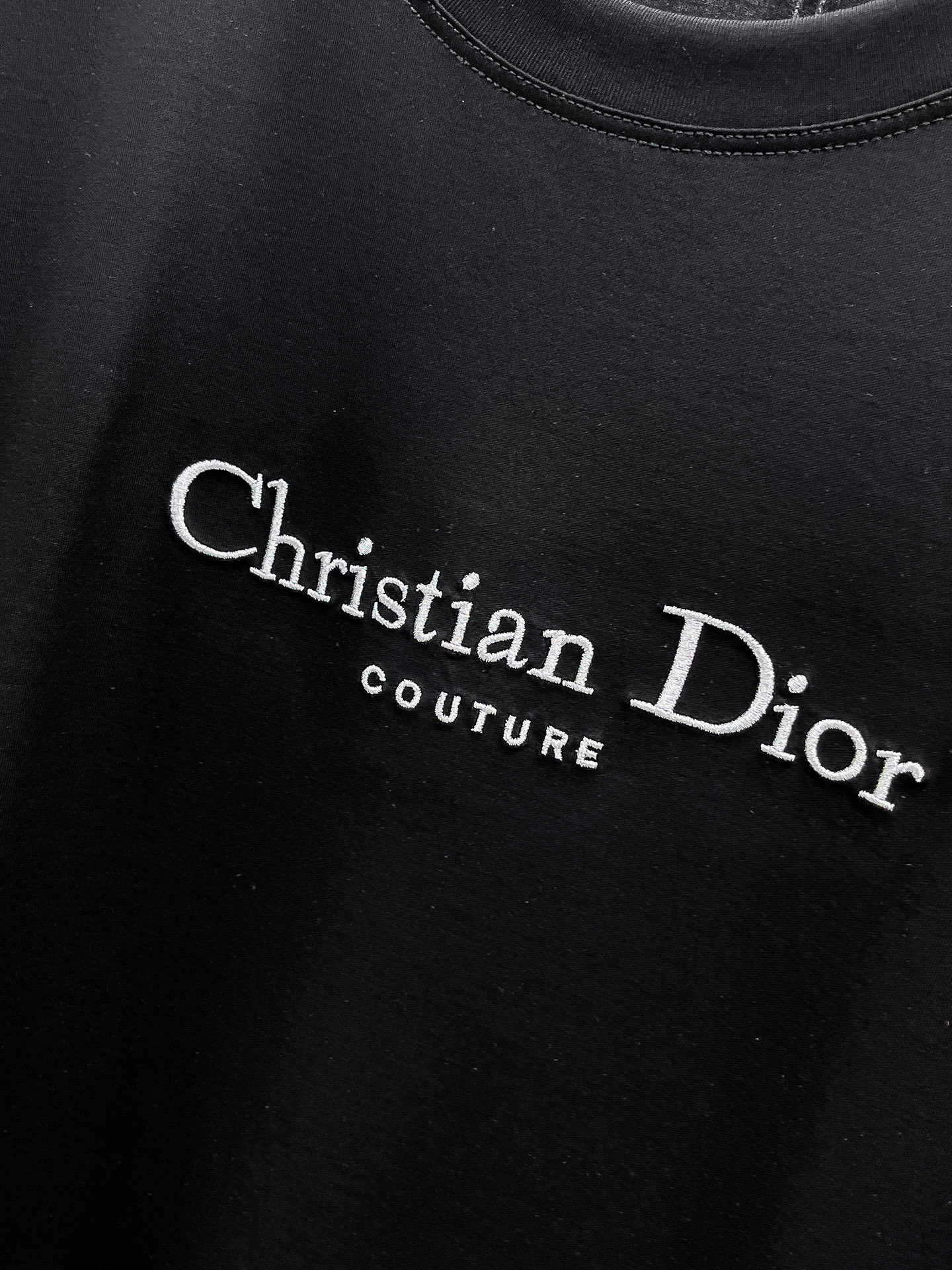  迪奥 2025春夏新款首发专柜最新款圆领短袖 高端订制 设计前卫时尚！品牌logo重工艺设计 高端定制