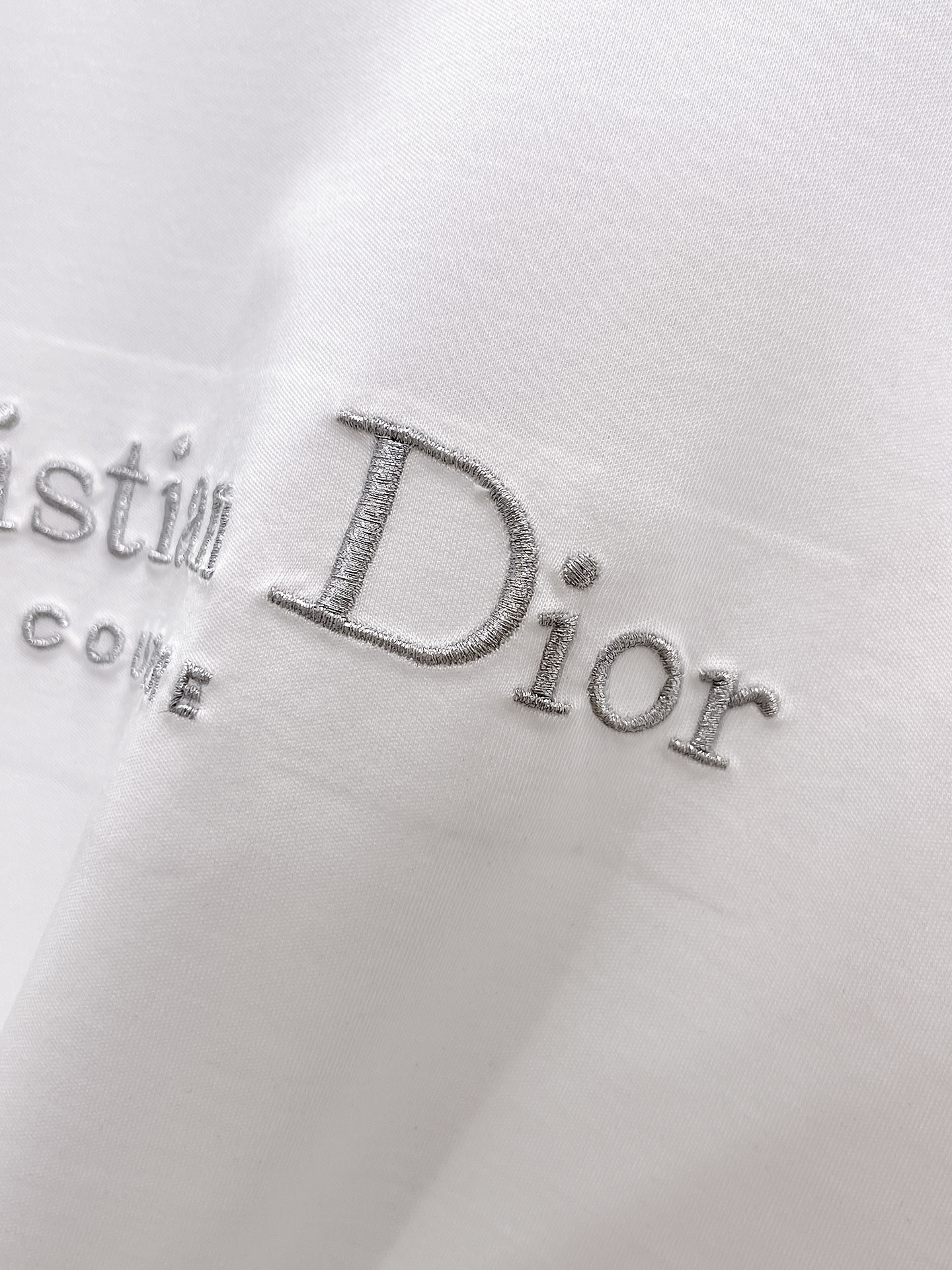  迪奥 2025春夏新款首发专柜最新款圆领短袖 高端订制 设计前卫时尚！品牌logo重工艺设计 高端定制