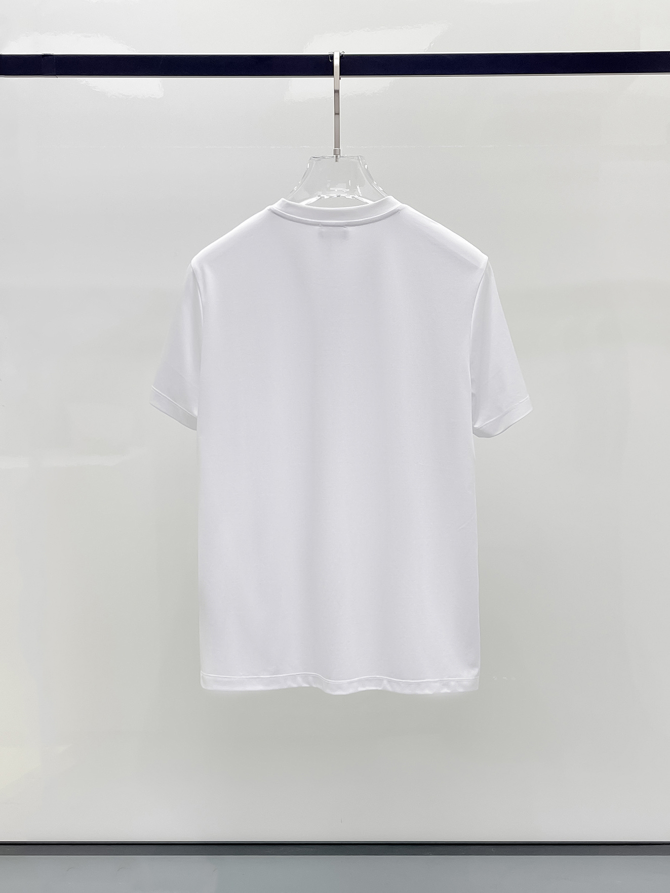  1v 路易威登 2025春夏新款首发专柜最新款圆领短袖 高端订制 设计前卫时尚！品牌logo重工艺设计