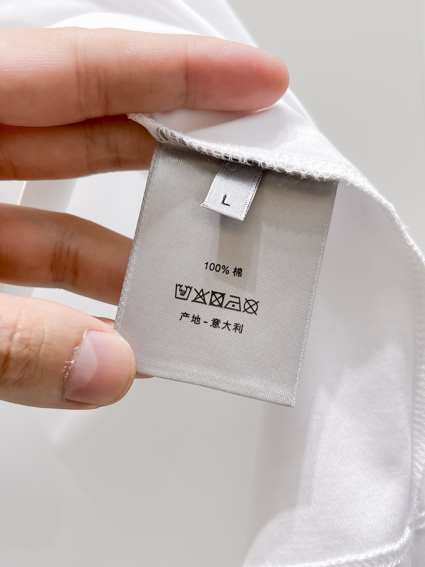  迪奥 2025春夏新款首发专柜最新款圆领短袖 高端订制 设计前卫时尚！品牌logo重工艺设计 高端定制