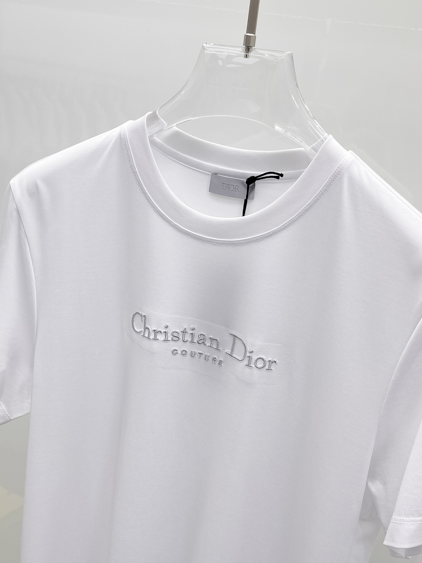  迪奥 2025春夏新款首发专柜最新款圆领短袖 高端订制 设计前卫时尚！品牌logo重工艺设计 高端定制