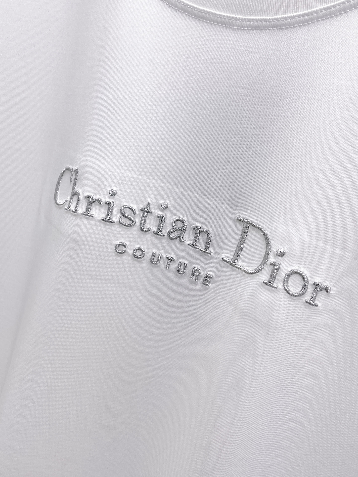  迪奥 2025春夏新款首发专柜最新款圆领短袖 高端订制 设计前卫时尚！品牌logo重工艺设计 高端定制