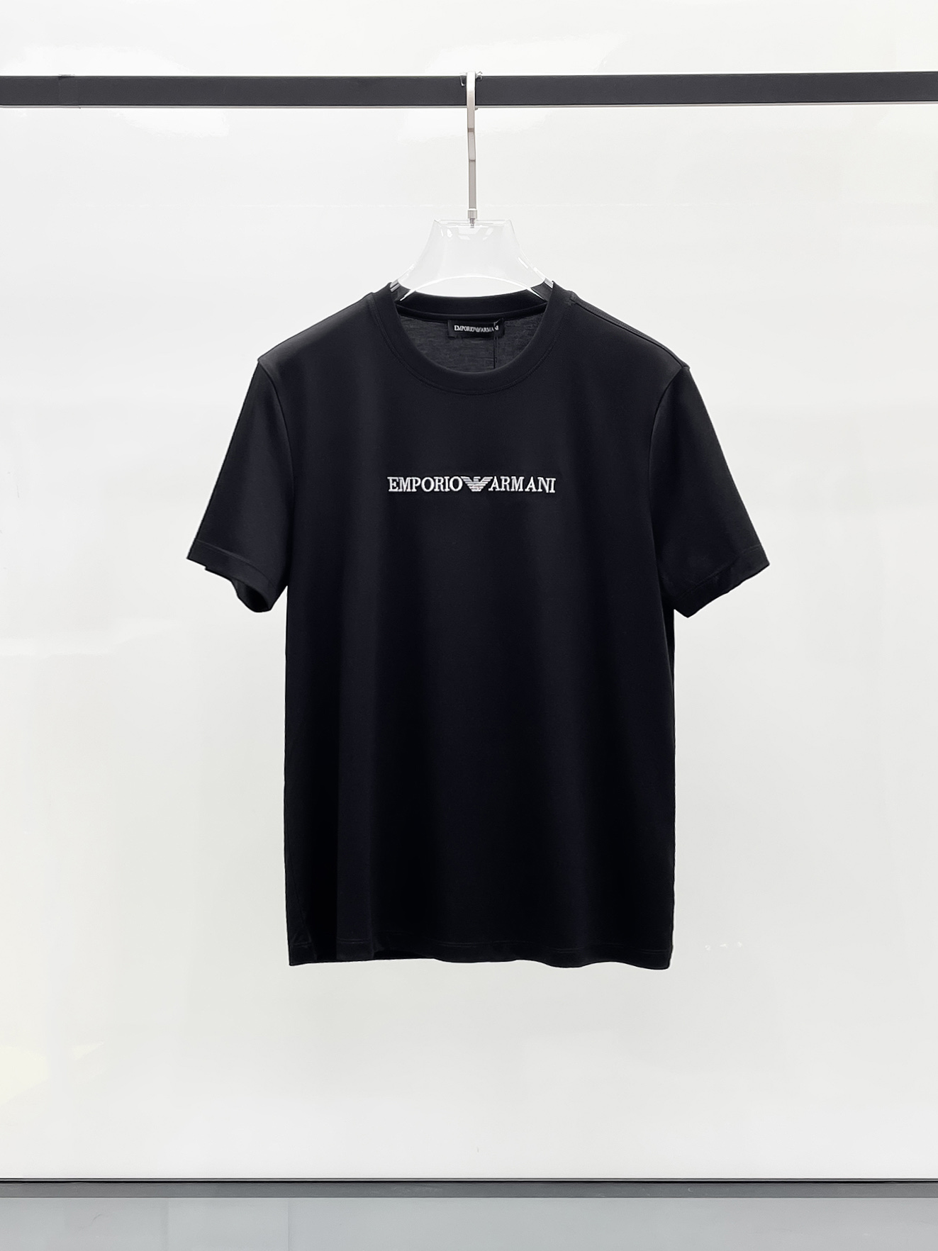  阿玛尼 2025春夏新款首发专柜最新款圆领短袖 高端订制 设计前卫时尚！品牌logo重工艺设计 高端定