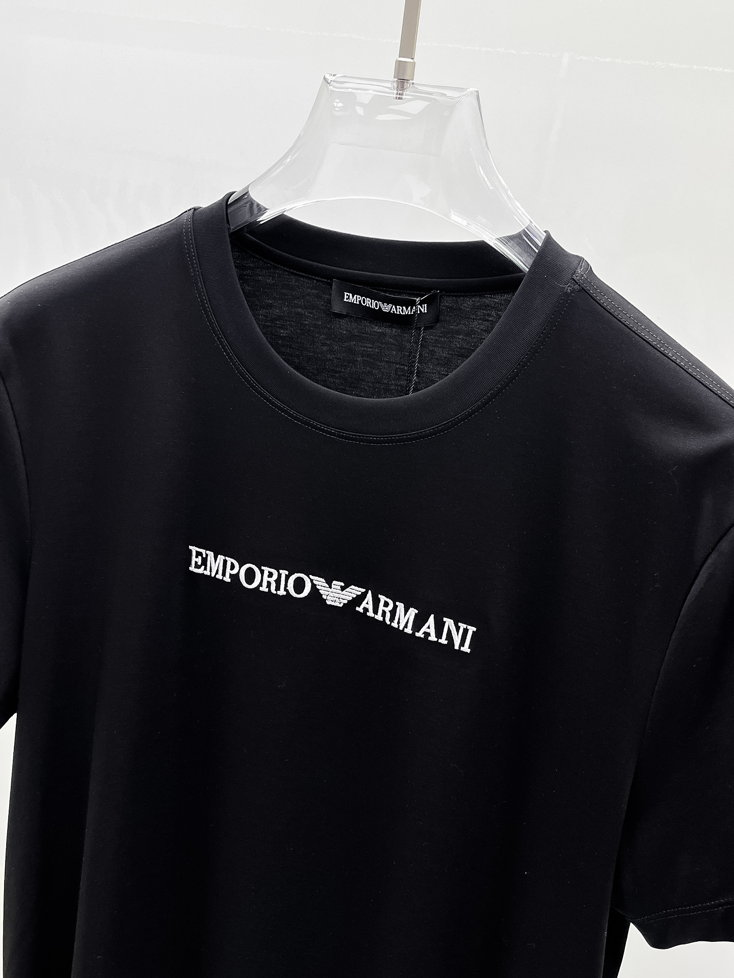  阿玛尼 2025春夏新款首发专柜最新款圆领短袖 高端订制 设计前卫时尚！品牌logo重工艺设计 高端定