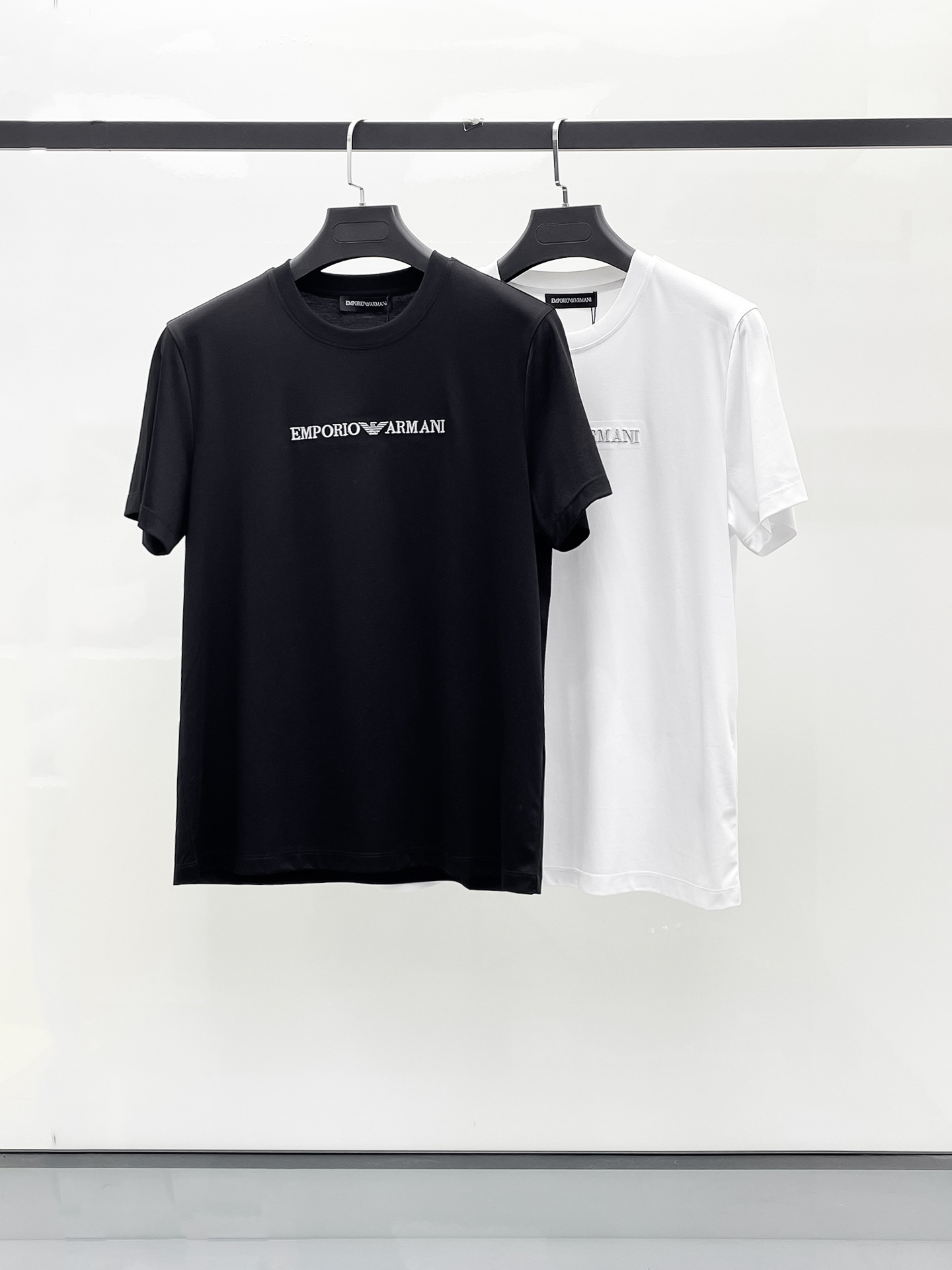 NO:509310,Armani's new spring and summer new model in the first counter with the latest round neck short sleeves, high-end customization, avant-garde and fashionable design!  Brand logo heavy craft design, high-end customized 100 double-sided mercerated cotton fabric, soft feel, comfortable to wear, exquisite counter-level car line, fine workmanship, invincible and handsome upper body effect!  A must-have item for handsome men!  Code number M-3xL, Armani, T-shirt, alexander wang19860909阿玛尼 2025春夏新款首发专柜最新款圆领短袖 高端订制 设计前卫时尚！品牌logo重工艺设计 高端定制100支双面丝光棉面料.手感柔软.穿着舒适.专柜级别精致车线.做工精细.上身效果无敌帅气！型男必备单品！码数M-3xL,,armani,T-shirt,alexander wang,Men's clothing