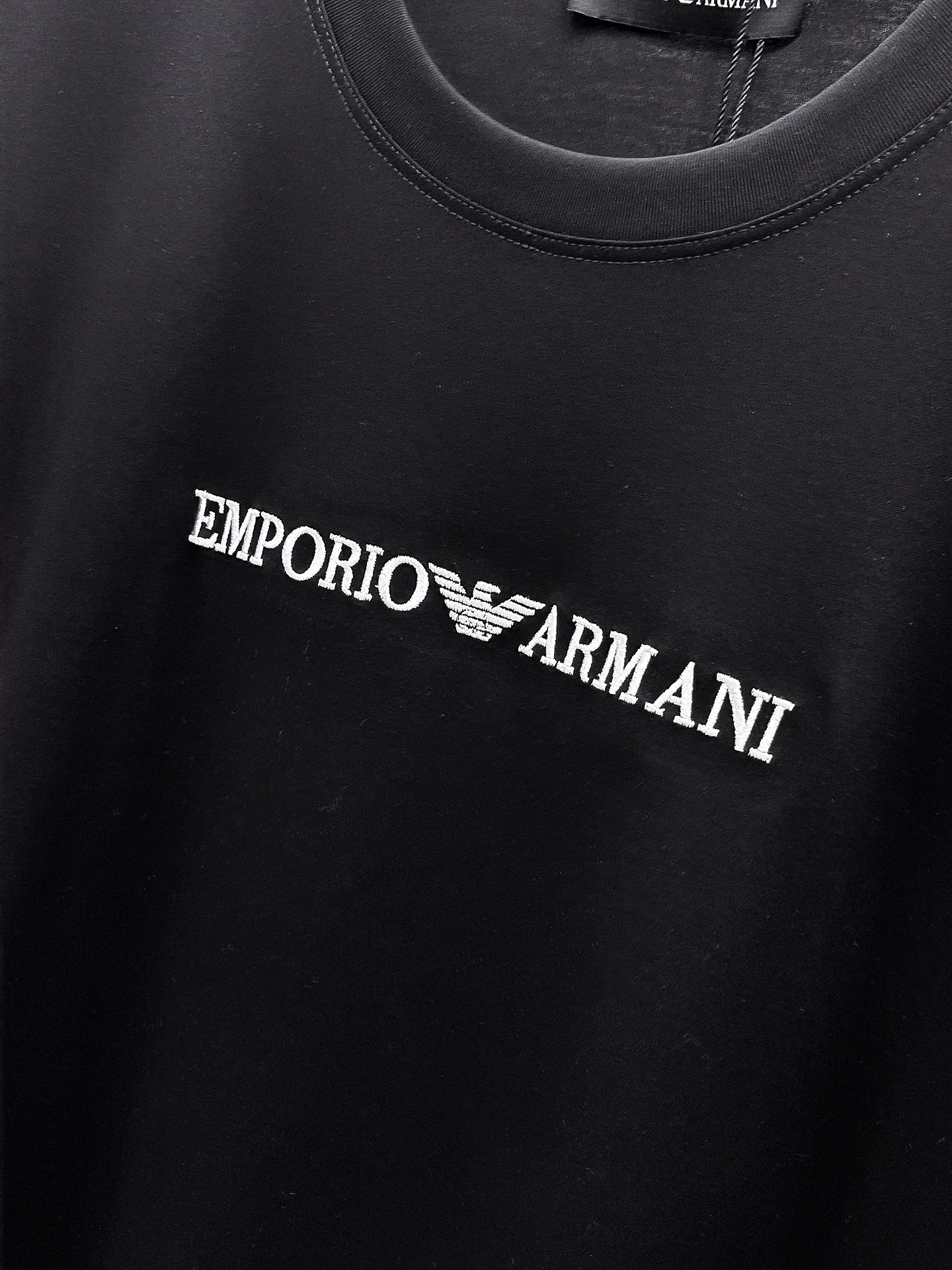  阿玛尼 2025春夏新款首发专柜最新款圆领短袖 高端订制 设计前卫时尚！品牌logo重工艺设计 高端定