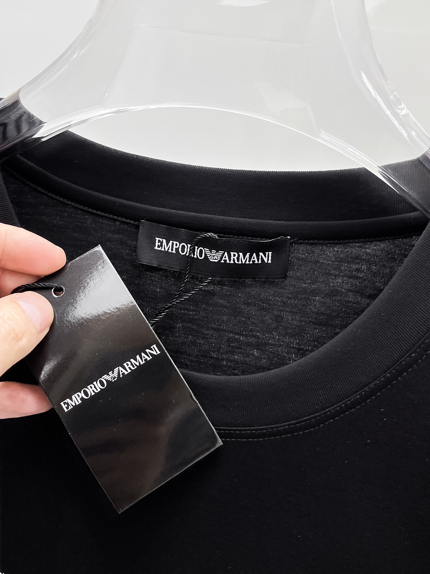  阿玛尼 2025春夏新款首发专柜最新款圆领短袖 高端订制 设计前卫时尚！品牌logo重工艺设计 高端定