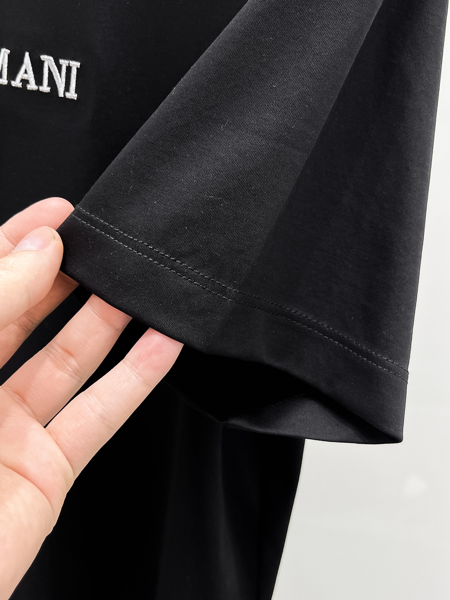  阿玛尼 2025春夏新款首发专柜最新款圆领短袖 高端订制 设计前卫时尚！品牌logo重工艺设计 高端定