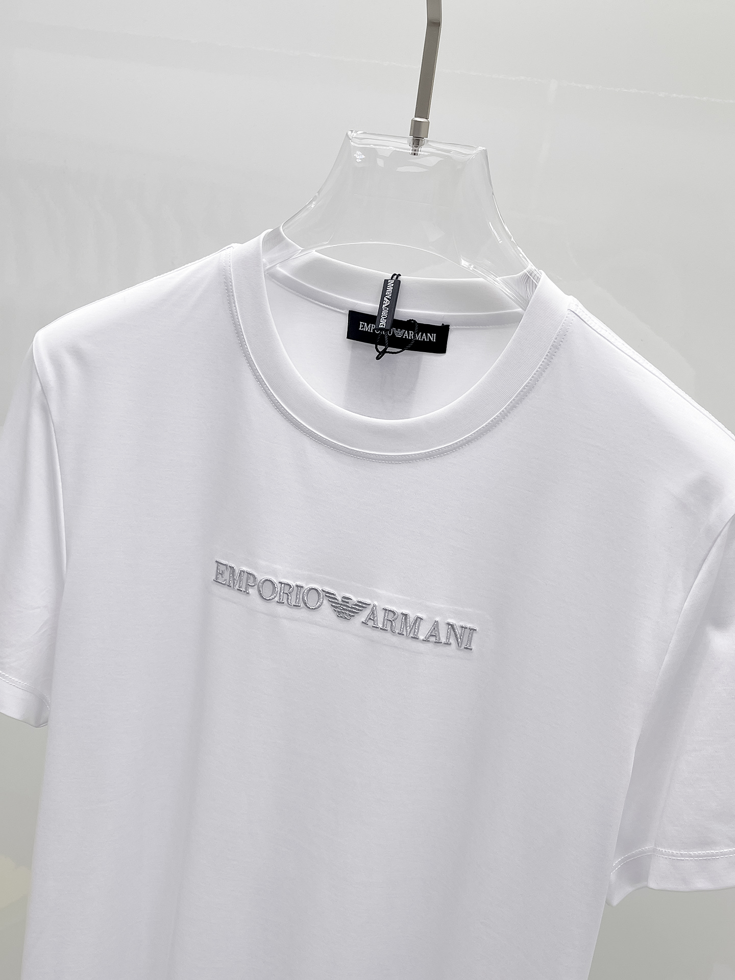  阿玛尼 2025春夏新款首发专柜最新款圆领短袖 高端订制 设计前卫时尚！品牌logo重工艺设计 高端定