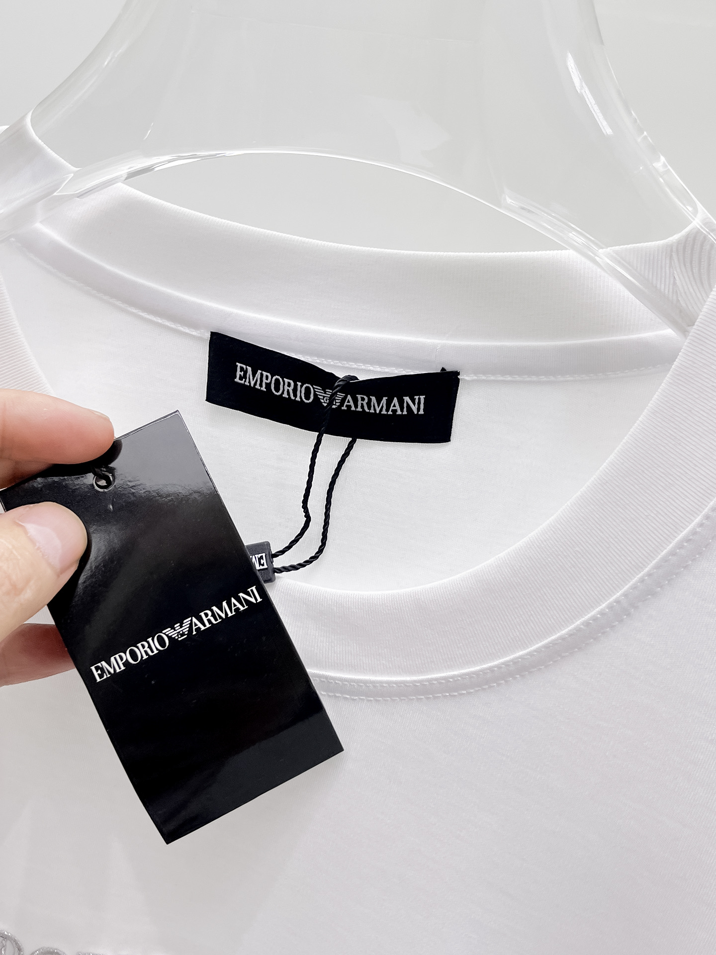  阿玛尼 2025春夏新款首发专柜最新款圆领短袖 高端订制 设计前卫时尚！品牌logo重工艺设计 高端定