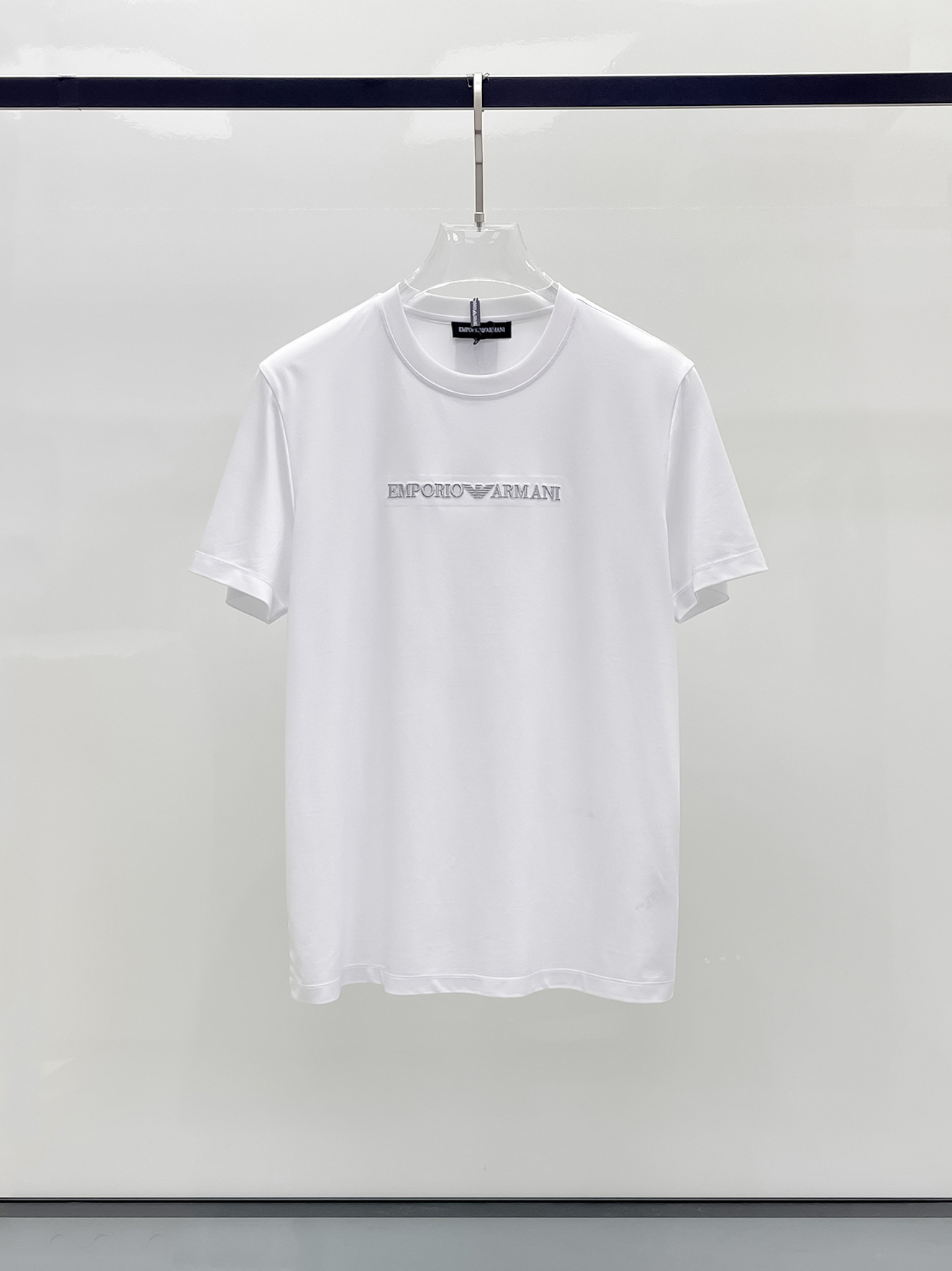  阿玛尼 2025春夏新款首发专柜最新款圆领短袖 高端订制 设计前卫时尚！品牌logo重工艺设计 高端定