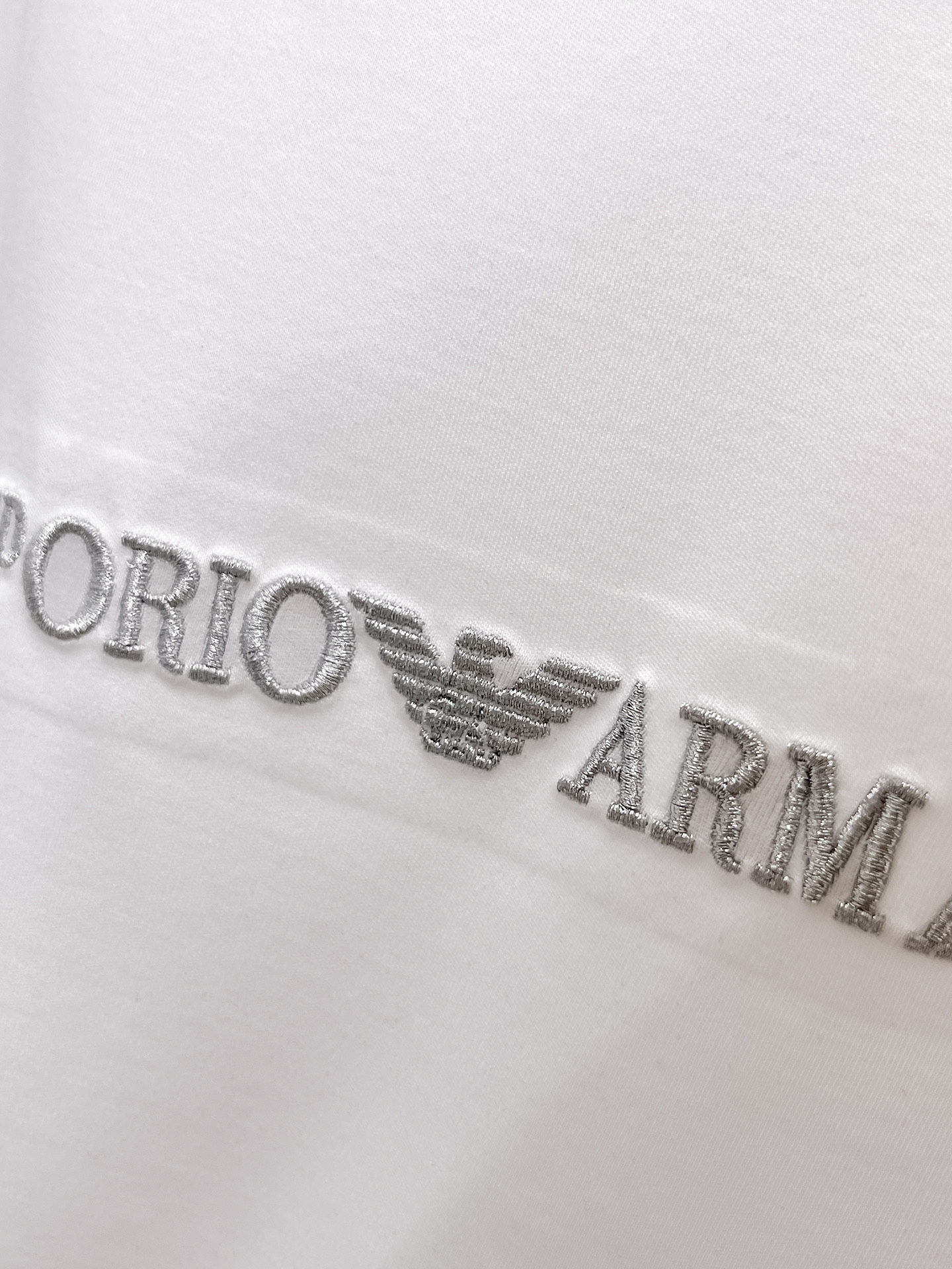  阿玛尼 2025春夏新款首发专柜最新款圆领短袖 高端订制 设计前卫时尚！品牌logo重工艺设计 高端定