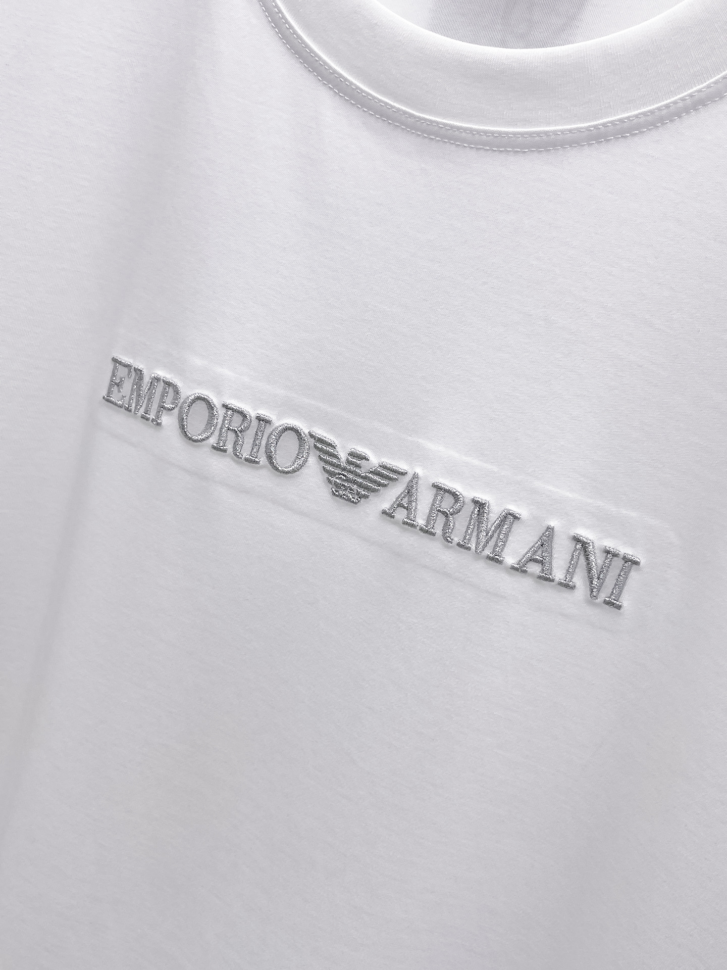  阿玛尼 2025春夏新款首发专柜最新款圆领短袖 高端订制 设计前卫时尚！品牌logo重工艺设计 高端定