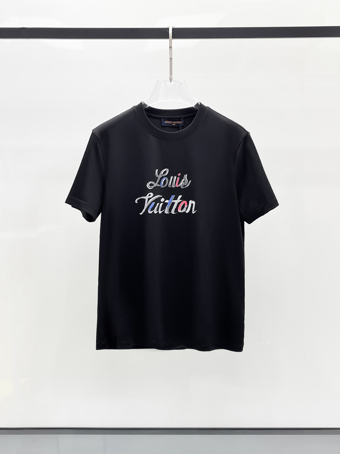  1v 路易威登 2025春夏新款首发专柜最新款圆领短袖 高端订制 设计前卫时尚！品牌logo重工艺设计