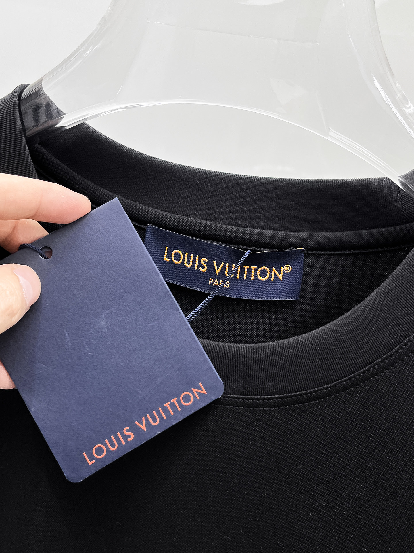  1v 路易威登 2025春夏新款首发专柜最新款圆领短袖 高端订制 设计前卫时尚！品牌logo重工艺设计