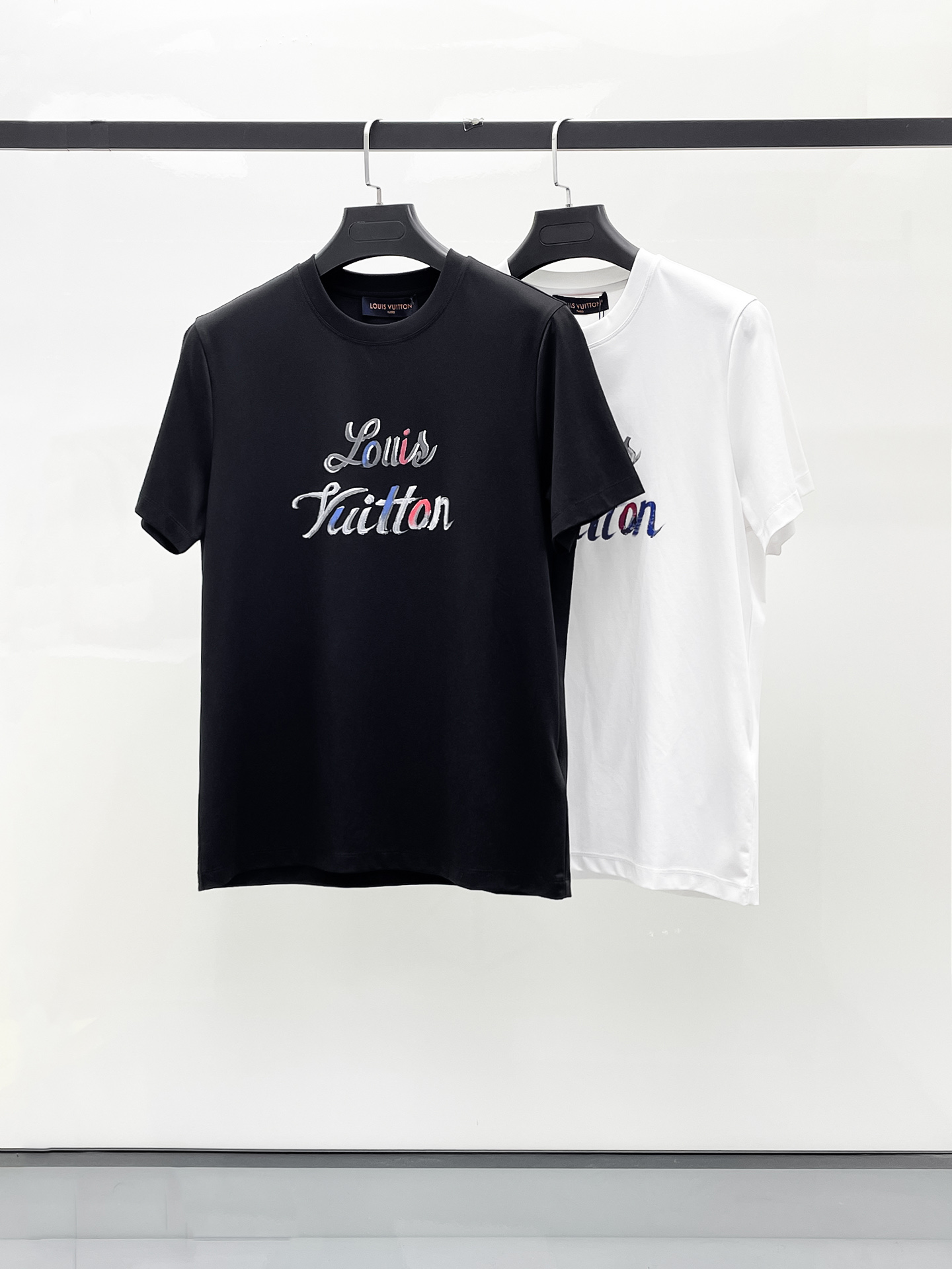  1v 路易威登 2025春夏新款首发专柜最新款圆领短袖 高端订制 设计前卫时尚！品牌logo重工艺设计