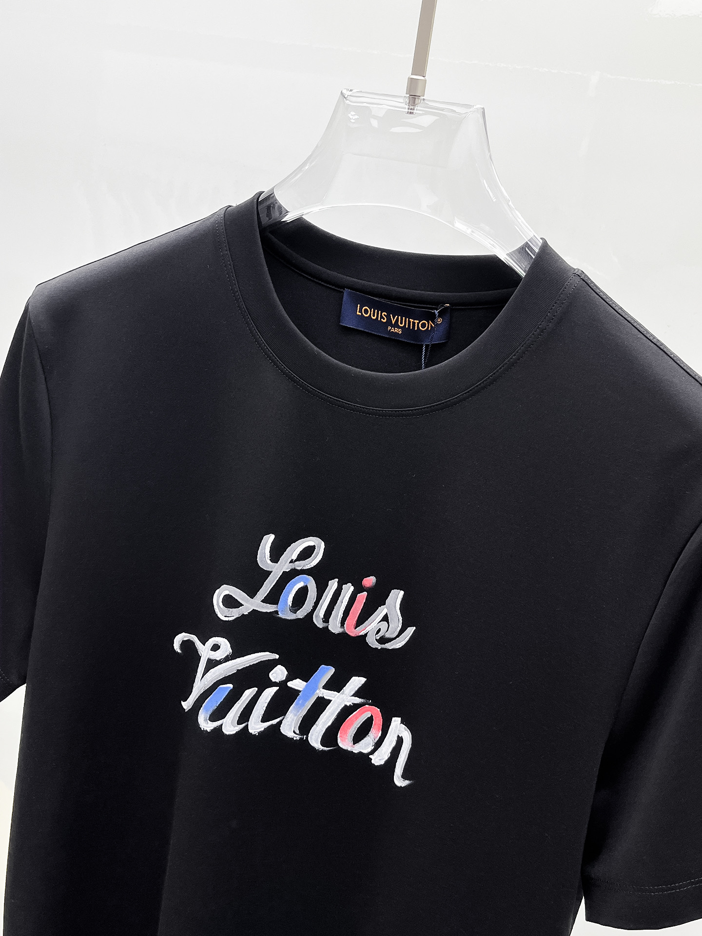  1v 路易威登 2025春夏新款首发专柜最新款圆领短袖 高端订制 设计前卫时尚！品牌logo重工艺设计