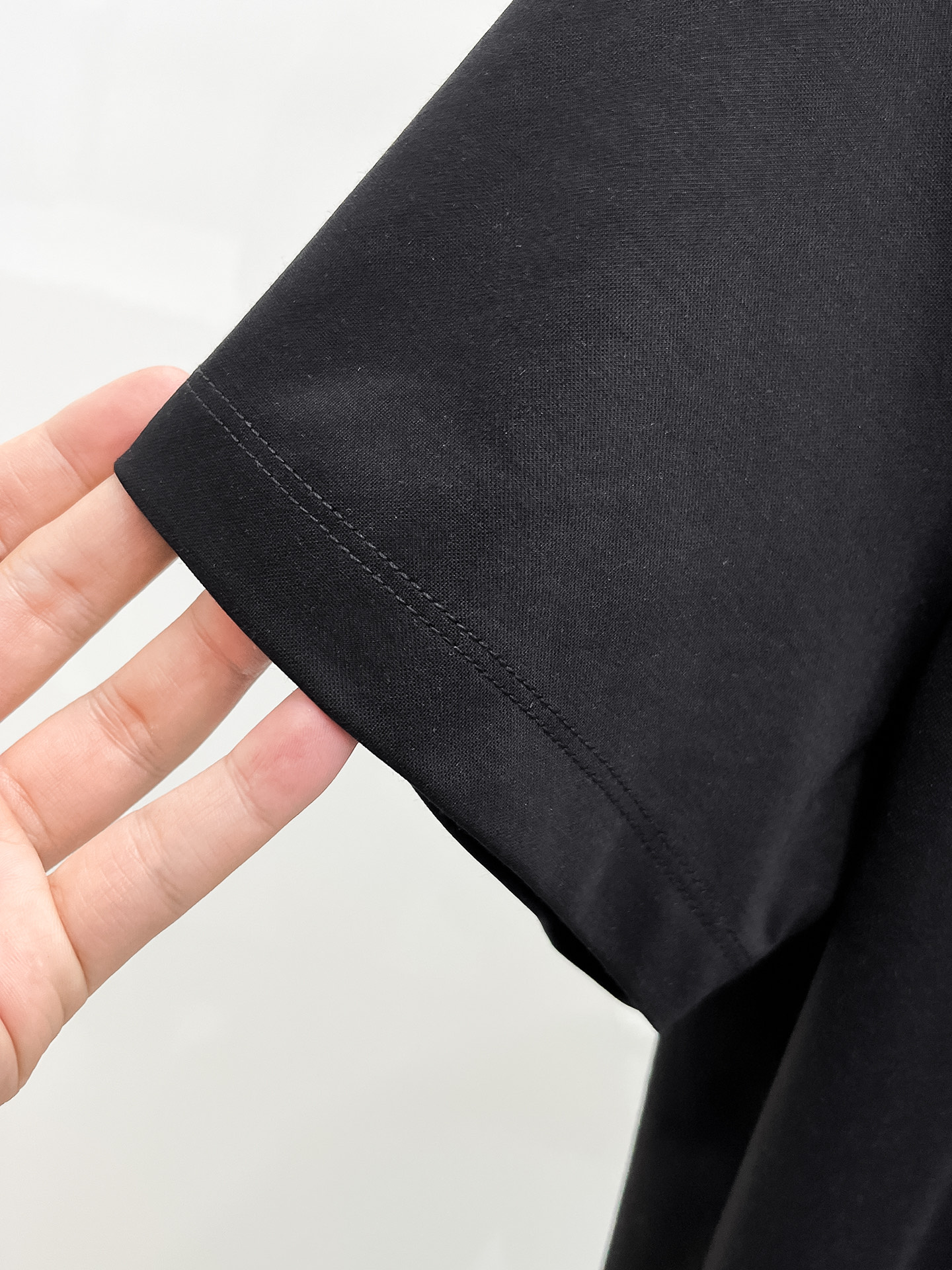  1v 路易威登 2025春夏新款首发专柜最新款圆领短袖 高端订制 设计前卫时尚！品牌logo重工艺设计