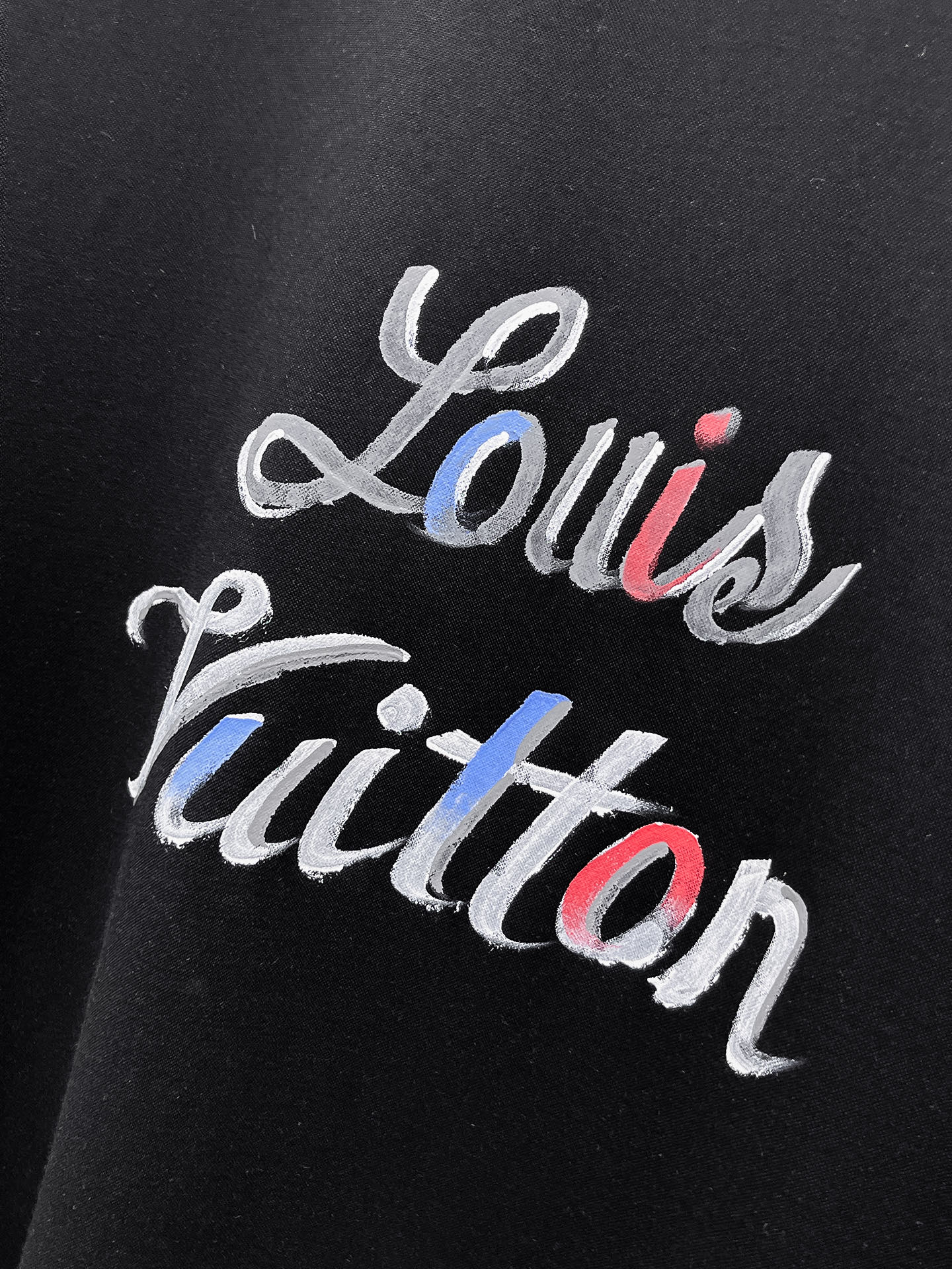  1v 路易威登 2025春夏新款首发专柜最新款圆领短袖 高端订制 设计前卫时尚！品牌logo重工艺设计