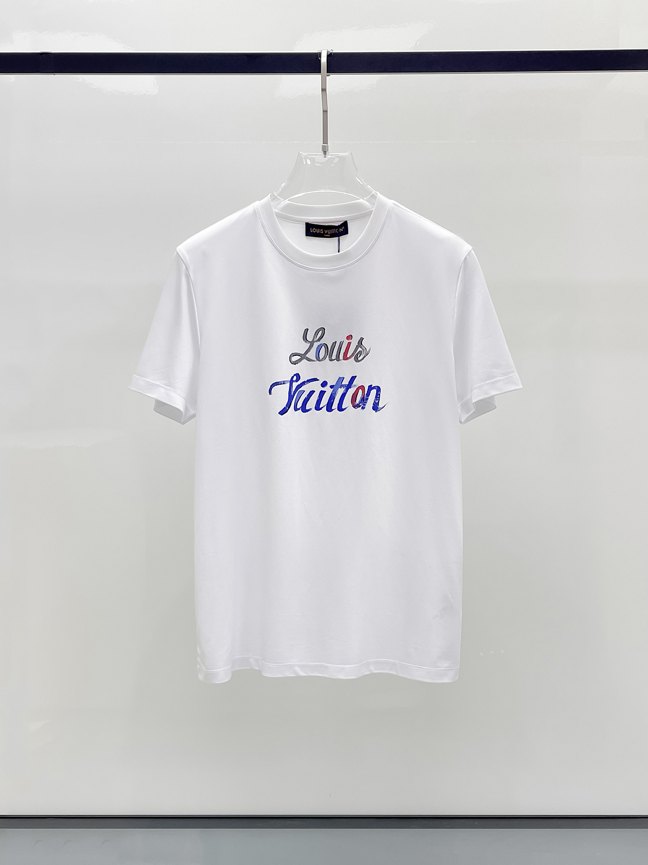 1v 路易威登 2025春夏新款首发专柜最新款圆领短袖 高端订制 设计前卫时尚！品牌logo重工艺设计