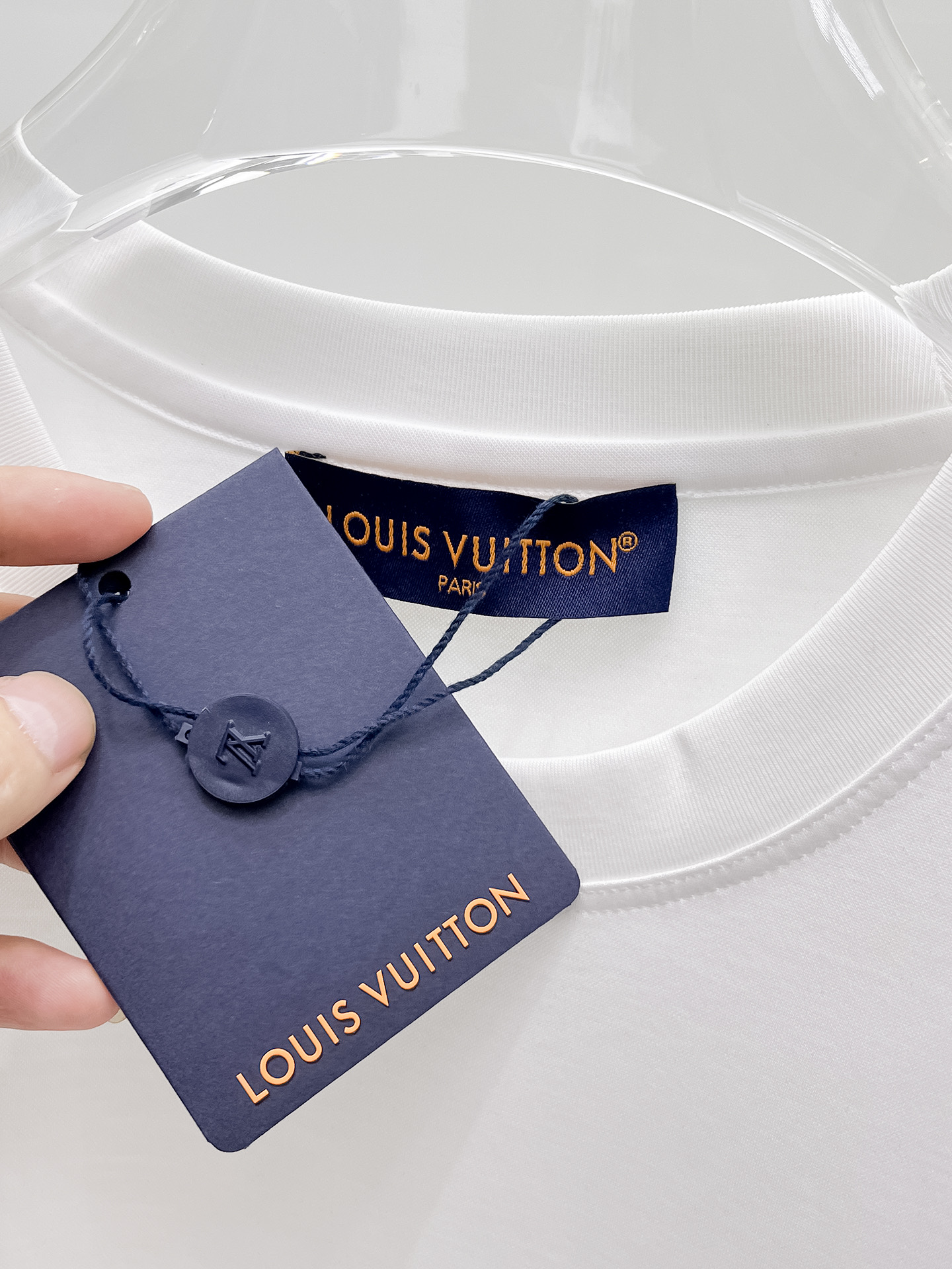  1v 路易威登 2025春夏新款首发专柜最新款圆领短袖 高端订制 设计前卫时尚！品牌logo重工艺设计