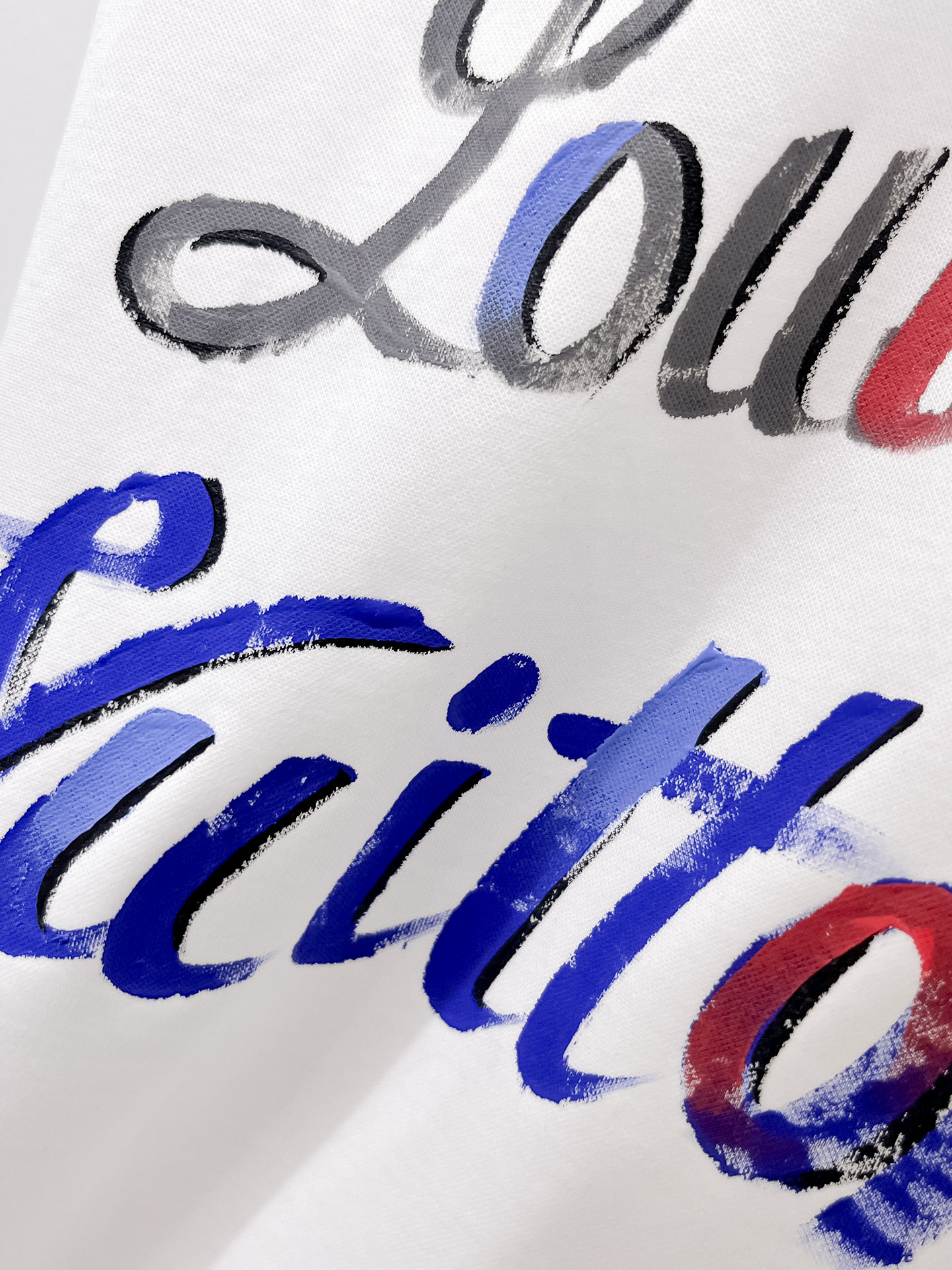  1v 路易威登 2025春夏新款首发专柜最新款圆领短袖 高端订制 设计前卫时尚！品牌logo重工艺设计