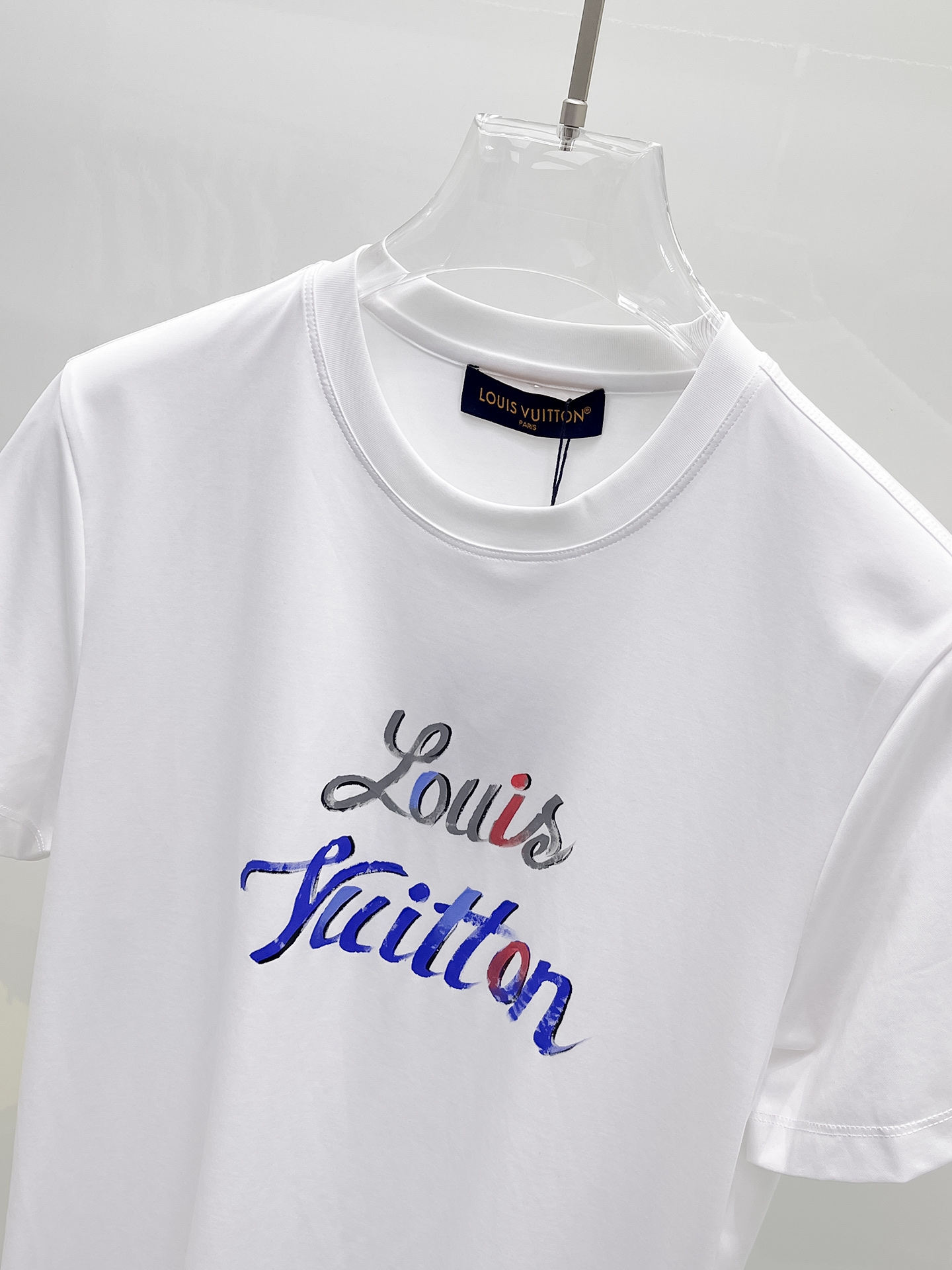  1v 路易威登 2025春夏新款首发专柜最新款圆领短袖 高端订制 设计前卫时尚！品牌logo重工艺设计