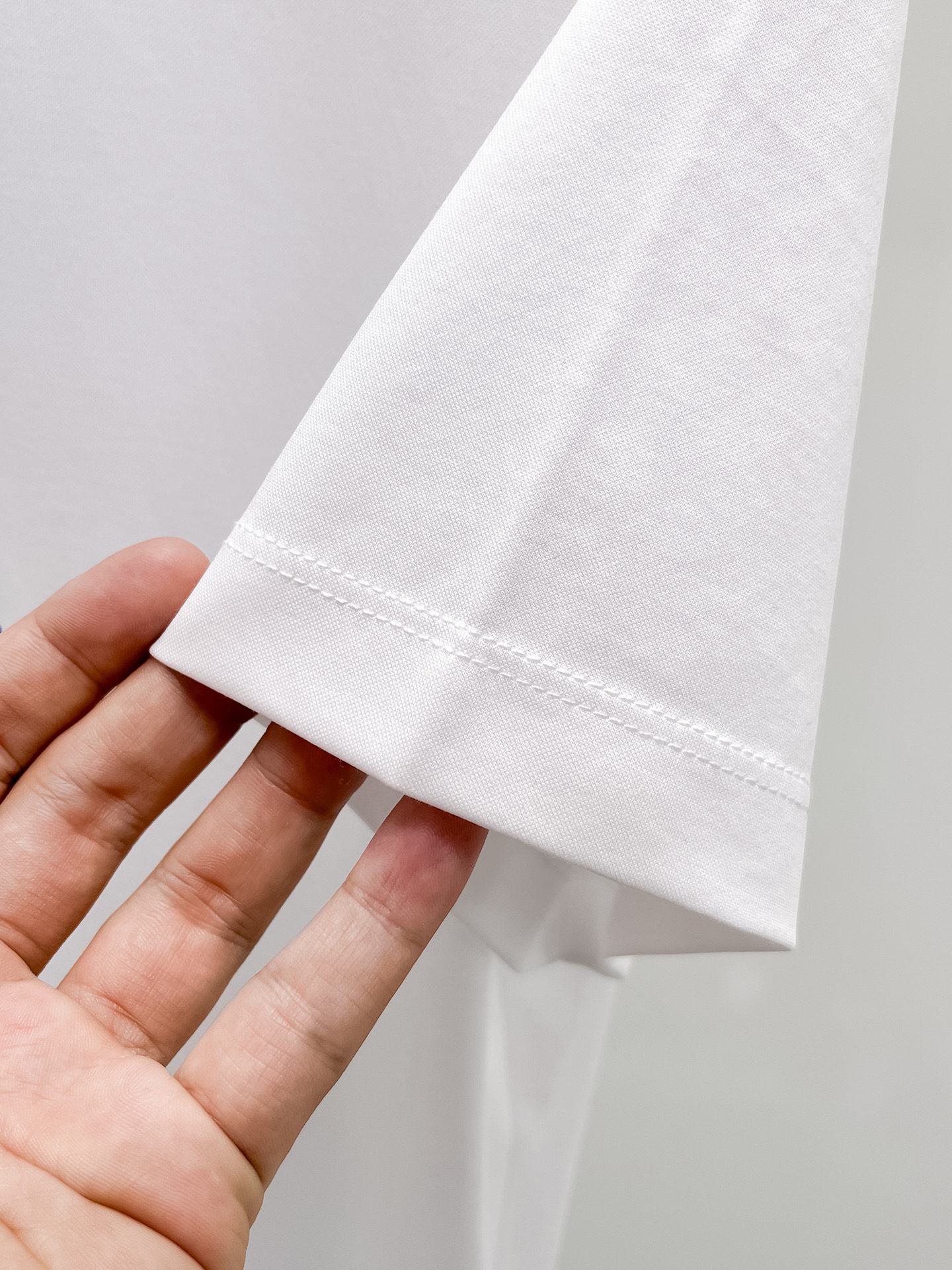  1v 路易威登 2025春夏新款首发专柜最新款圆领短袖 高端订制 设计前卫时尚！品牌logo重工艺设计