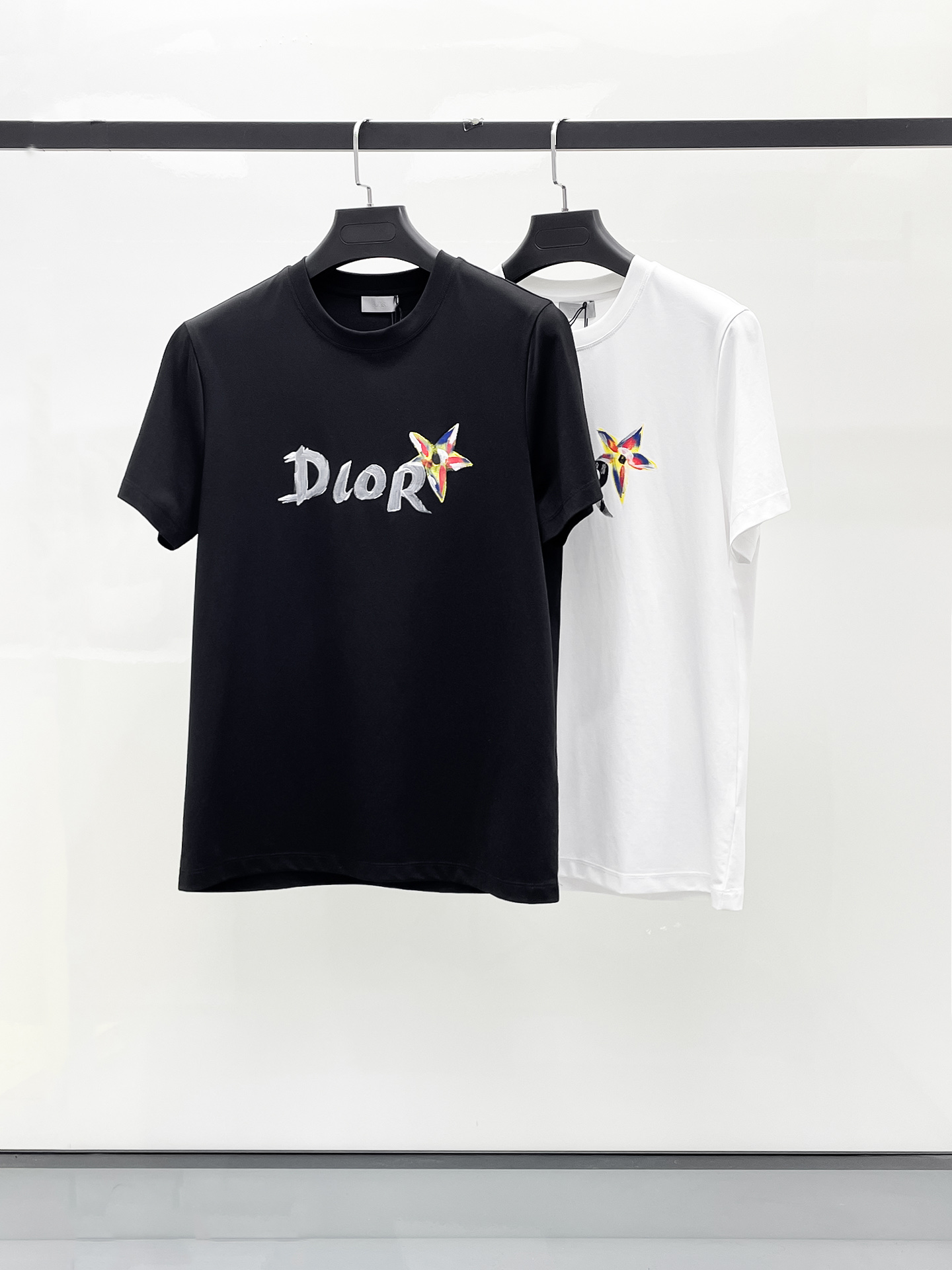 NO:509309,Dior 2025 spring and summer new model first launch counter latest round neck short sleeves, high-end customization, avant-garde and fashionable design!  Brand logo heavy craft design, high-end customized 100 double-sided mercerated cotton fabric, soft feel, comfortable to wear, exquisite counter-level car line, fine workmanship, invincible and handsome upper body effect!  A must-have item for handsome men!  Code number M-3xL, dior, T-shirt, alexander wang19860909迪奥 2025春夏新款首发专柜最新款圆领短袖 高端订制 设计前卫时尚！品牌logo重工艺设计 高端定制100支双面丝光棉面料.手感柔软.穿着舒适.专柜级别精致车线.做工精细.上身效果无敌帅气！型男必备单品！码数M-3xL,,dior,T-shirt,alexander wang,Men's clothing