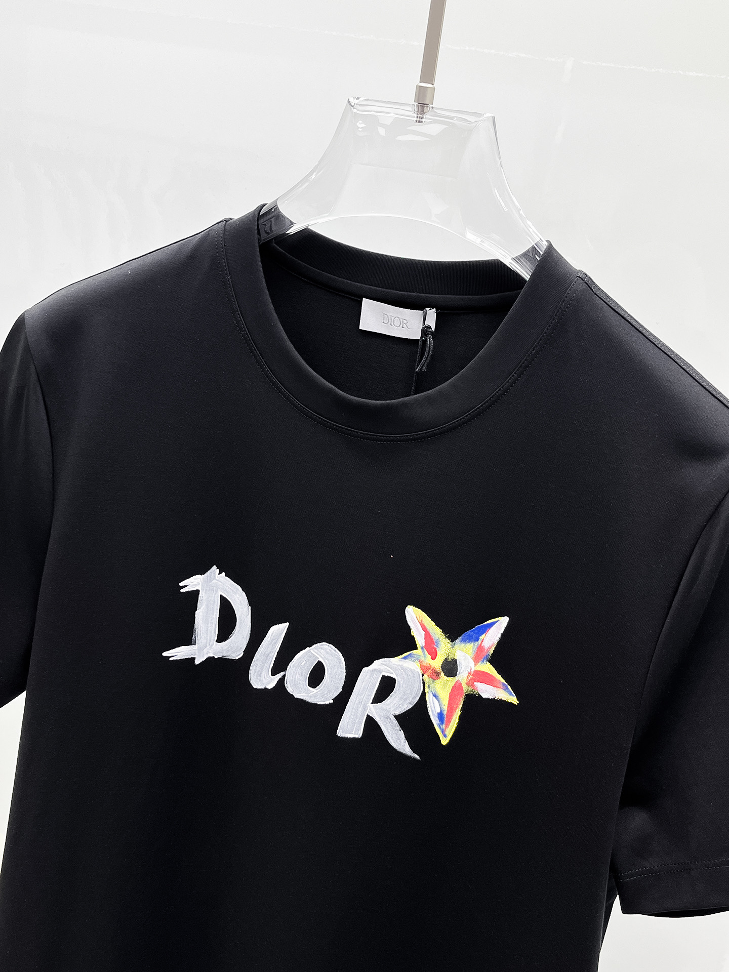  迪奥  2025春夏新款首发专柜最新款圆领短袖 高端订制 设计前卫时尚！品牌logo重工艺设计 高端定