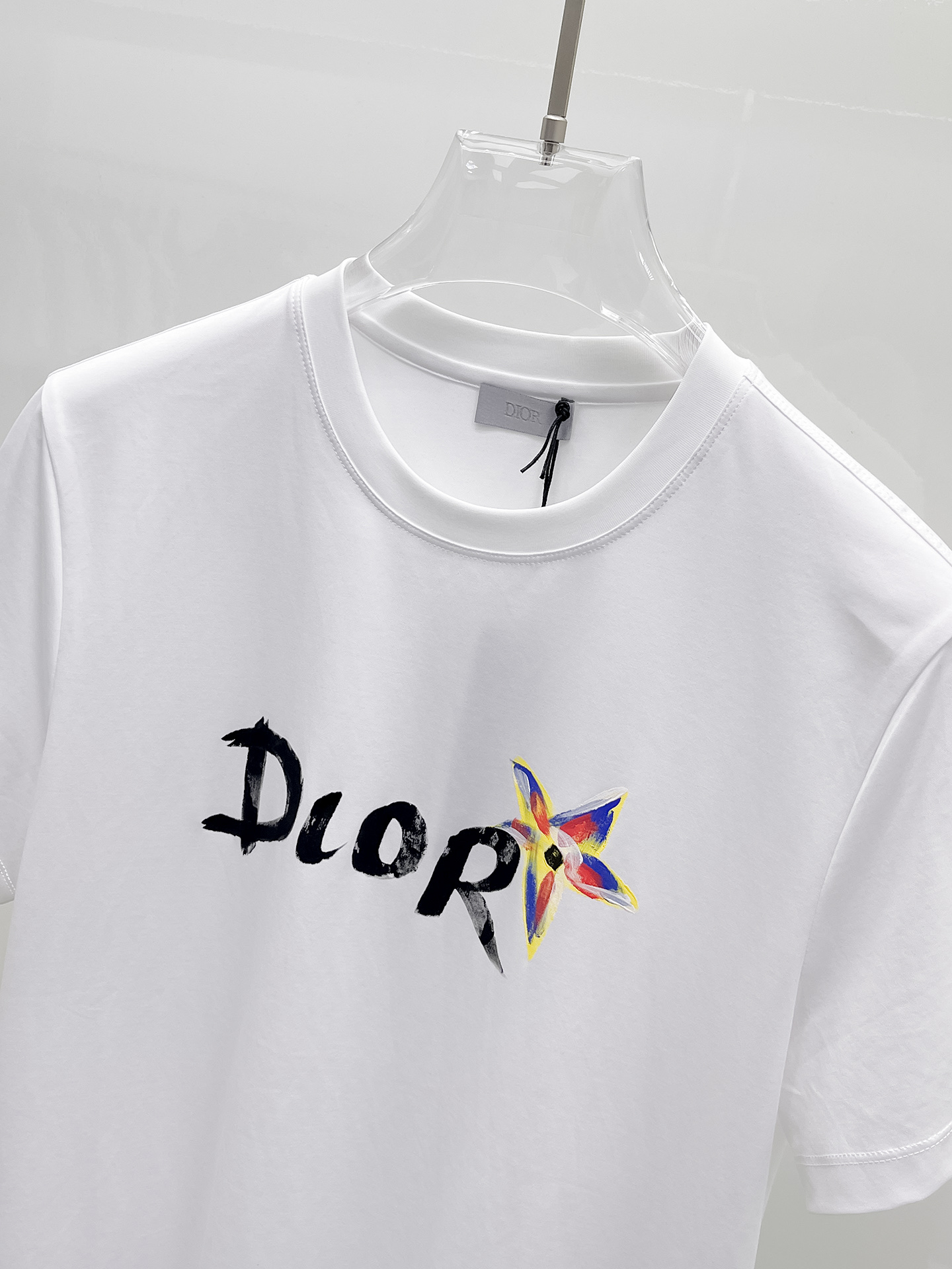  迪奥 2025春夏新款首发专柜最新款圆领短袖 高端订制 设计前卫时尚！品牌logo重工艺设计 高端定制