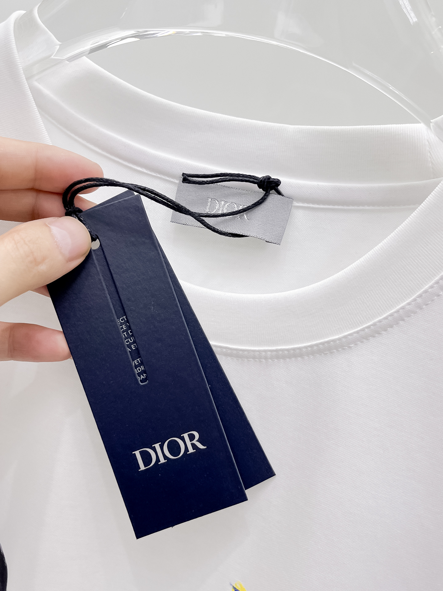  迪奥 2025春夏新款首发专柜最新款圆领短袖 高端订制 设计前卫时尚！品牌logo重工艺设计 高端定制