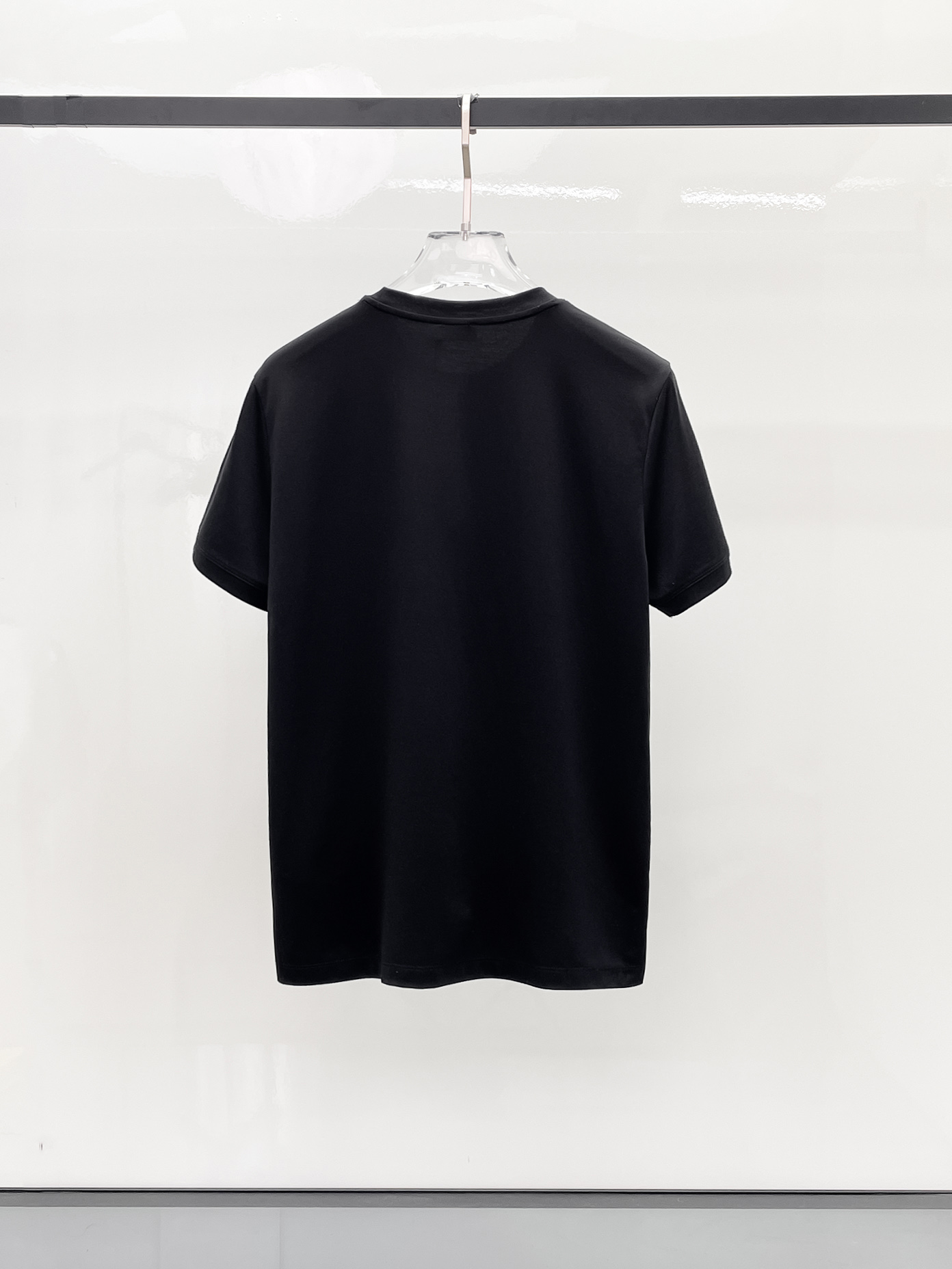  1v 路易威登 2025春夏新款首发专柜最新款圆领短袖 高端订制 设计前卫时尚！品牌logo重工艺设计