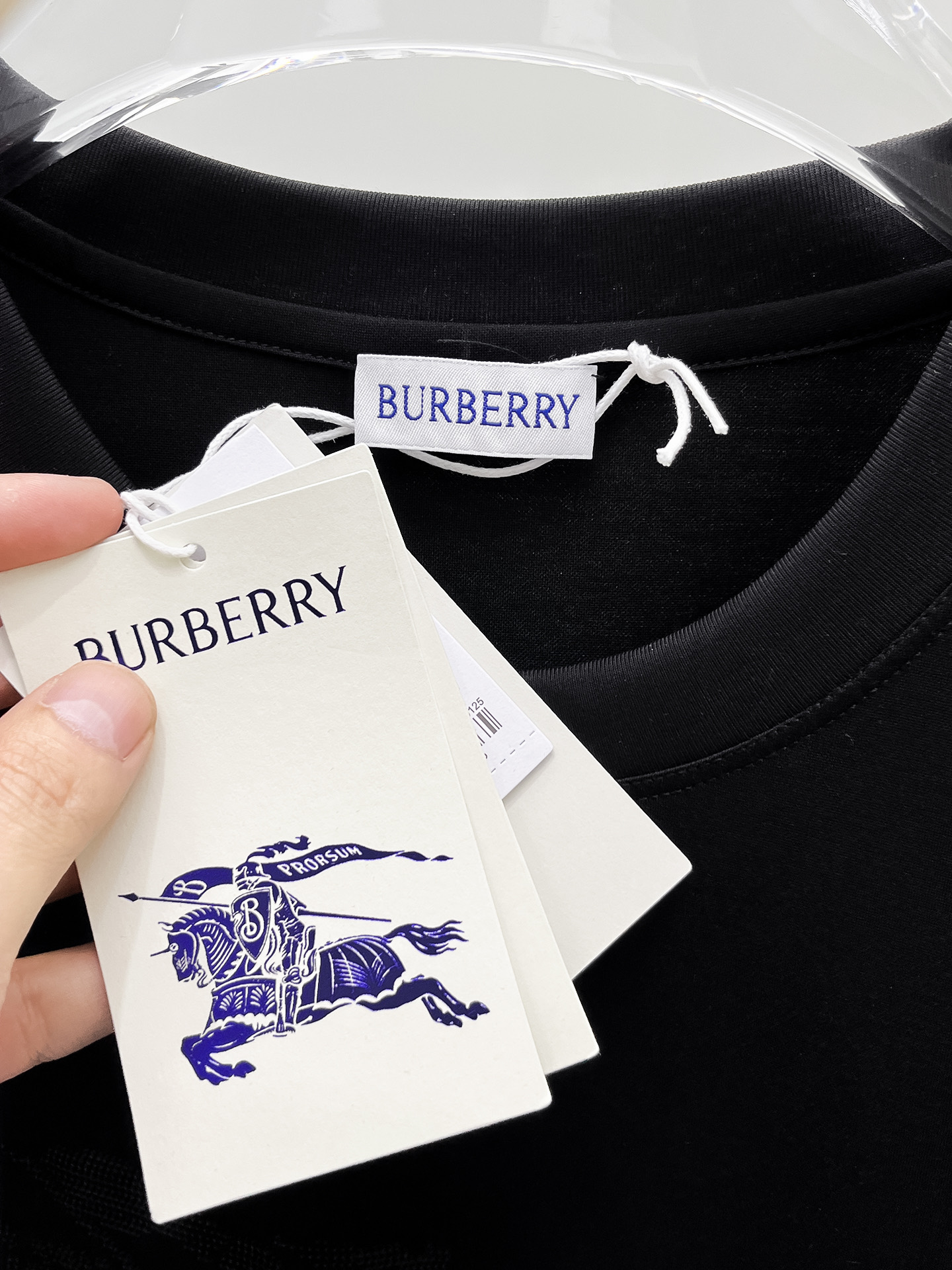  巴宝莉 2025春夏新款首发专柜最新款圆领短袖 高端订制 设计前卫时尚！品牌logo重工艺设计 高端定