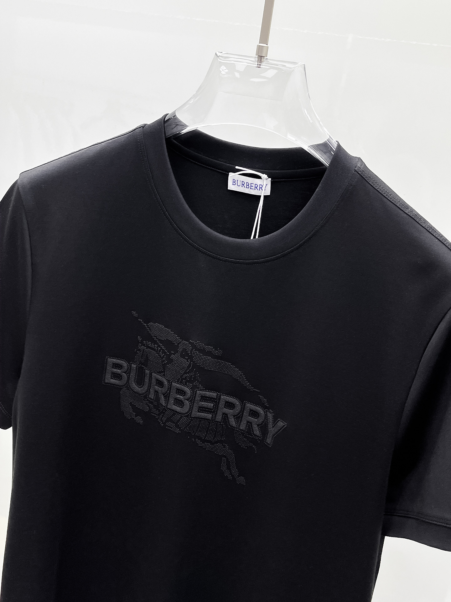  巴宝莉 2025春夏新款首发专柜最新款圆领短袖 高端订制 设计前卫时尚！品牌logo重工艺设计 高端定