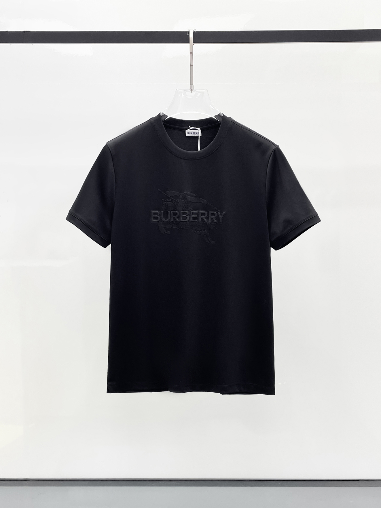  巴宝莉 2025春夏新款首发专柜最新款圆领短袖 高端订制 设计前卫时尚！品牌logo重工艺设计 高端定