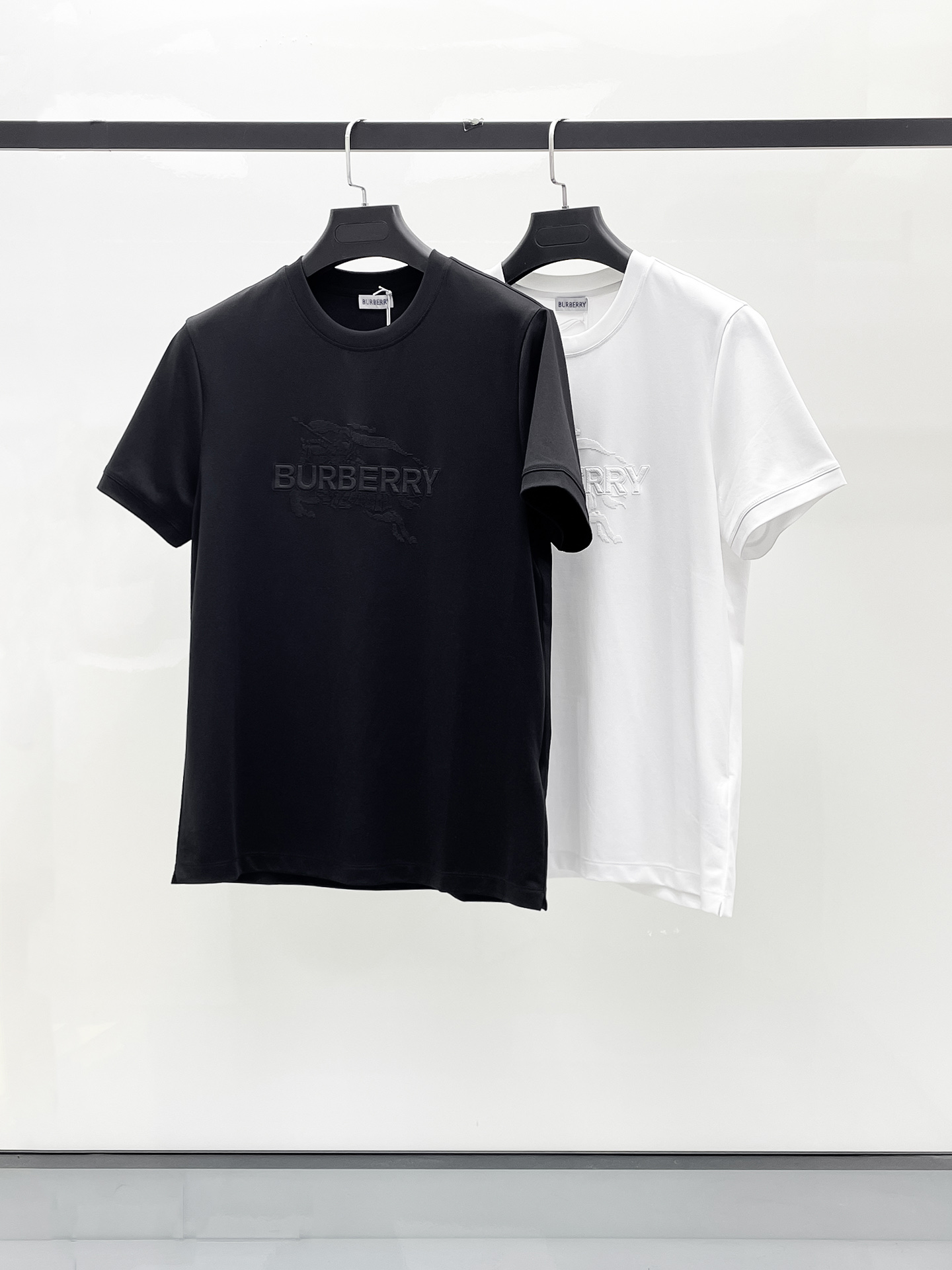NO:509307,Burberry's new spring and summer new model in the first counter with the latest round neck short sleeves, high-end customization, avant-garde and fashionable design!  Brand logo heavy craft design, high-end customized 100 double-sided mercerated cotton fabric, soft feel, comfortable to wear, exquisite counter-level car line, fine workmanship, invincible and handsome upper body effect!  A must-have item for handsome men!  Code number M-3xL, burberry, T-shirt, alexander wang19860909巴宝莉 2025春夏新款首发专柜最新款圆领短袖 高端订制 设计前卫时尚！品牌logo重工艺设计 高端定制100支双面丝光棉面料.手感柔软.穿着舒适.专柜级别精致车线.做工精细.上身效果无敌帅气！型男必备单品！码数M-3xL,,burberry,T-shirt,alexander wang,Men's clothing