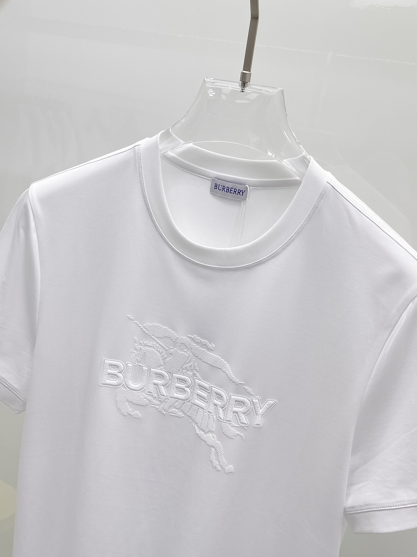  巴宝莉 2025春夏新款首发专柜最新款圆领短袖 高端订制 设计前卫时尚！品牌logo重工艺设计 高端定