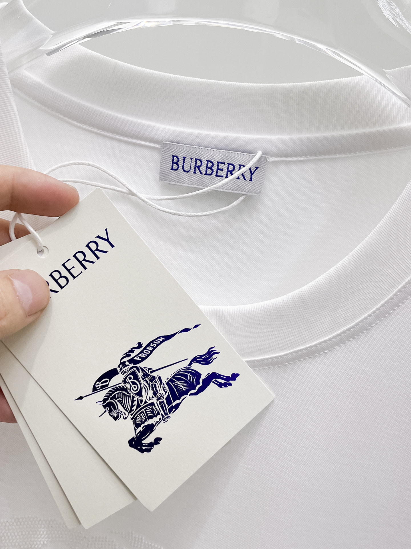  巴宝莉 2025春夏新款首发专柜最新款圆领短袖 高端订制 设计前卫时尚！品牌logo重工艺设计 高端定