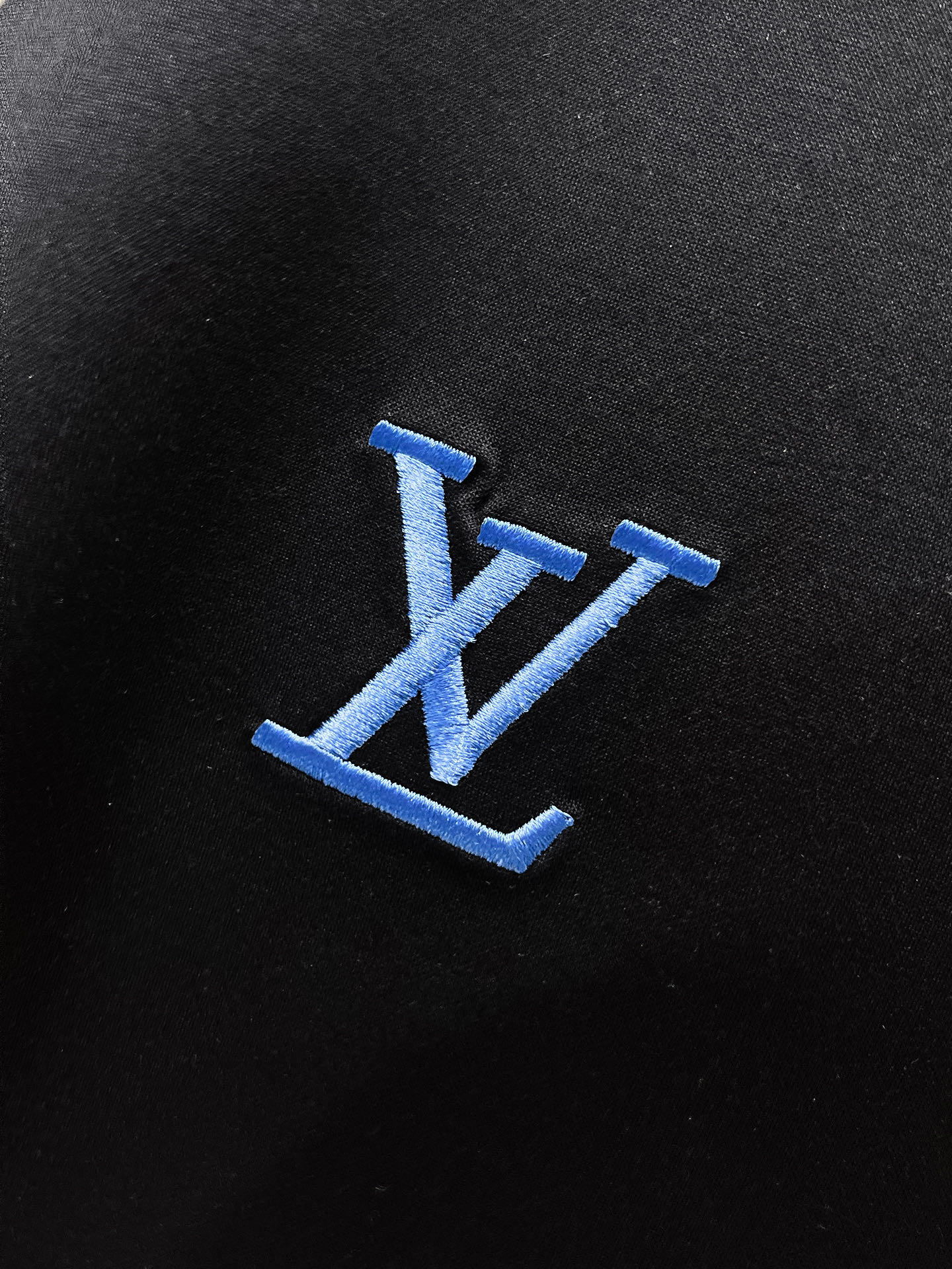  1v 路易威登 2025春夏新款首发专柜最新款圆领短袖 高端订制 设计前卫时尚！品牌logo重工艺设计